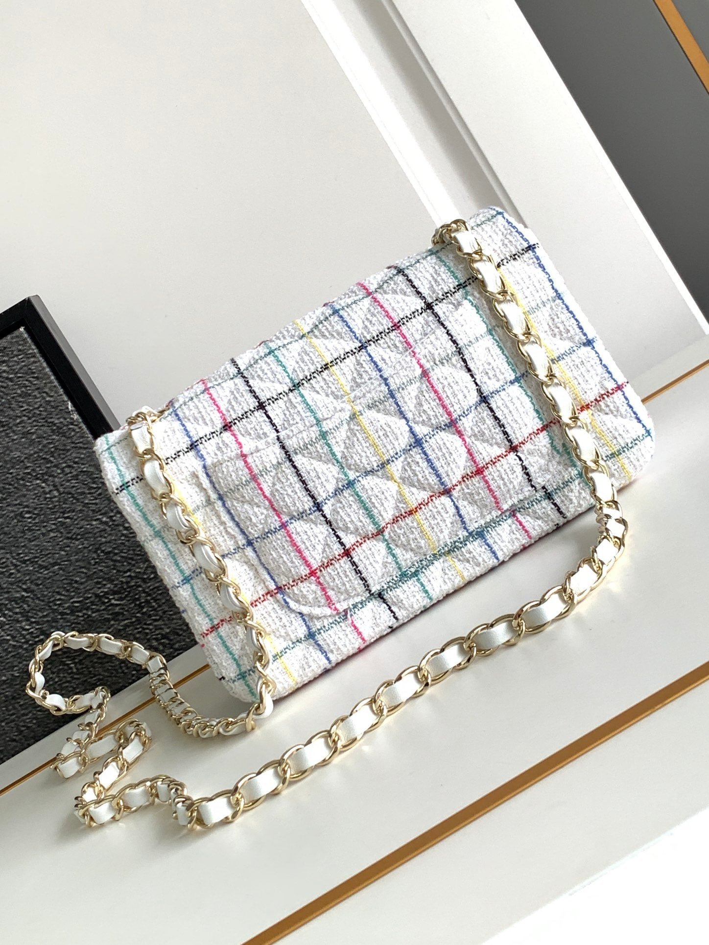 {Style No: XVBNXD1J} CC MEDIUM 20 FLAP BAG IN WHITE WOOL TWEED - Image 2
