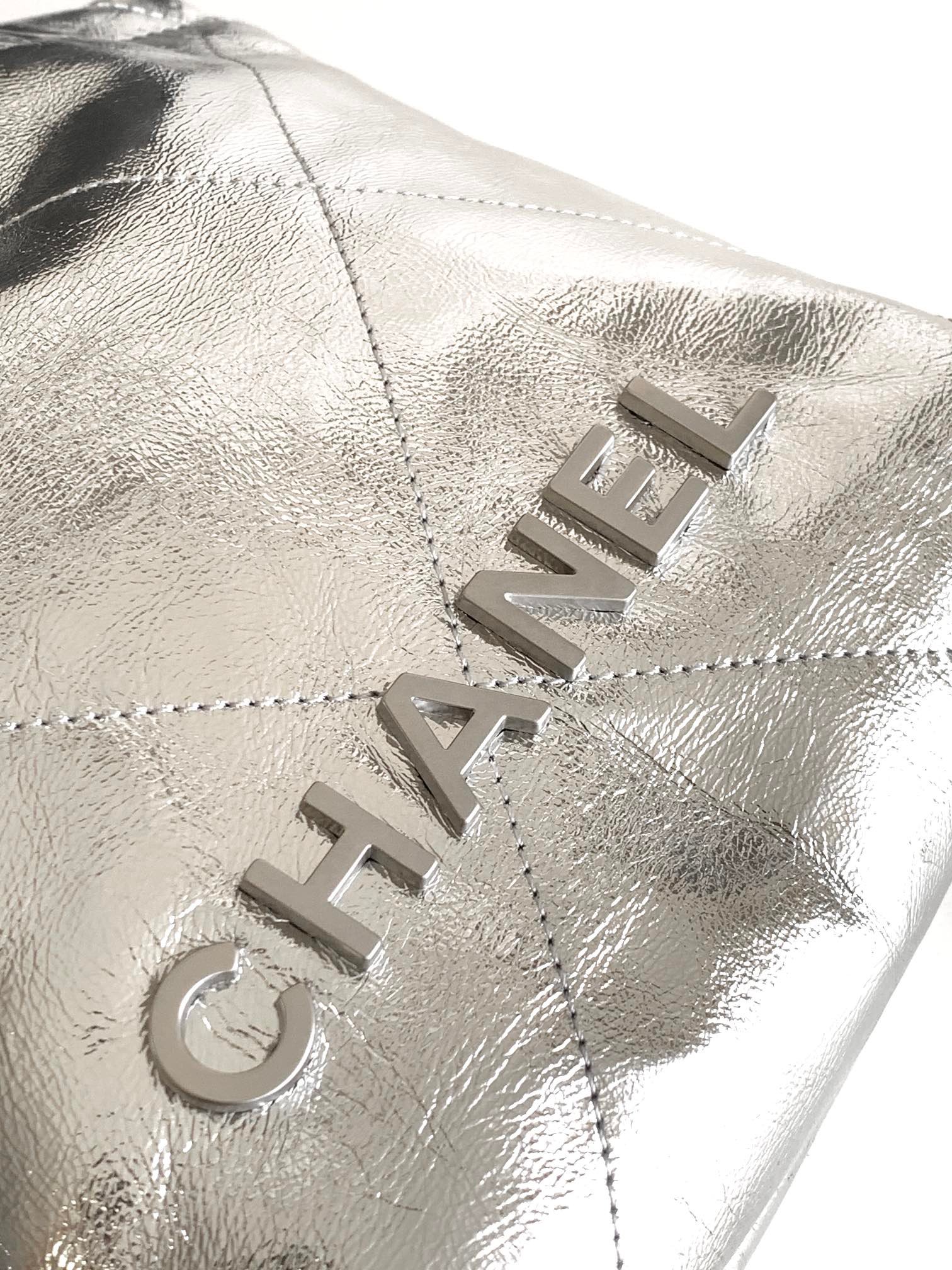 {Style No: SVTSJ7FO} CC 22 BAG IN SILVER SHINY CALFSKIN AND GOLD METAL - Image 4