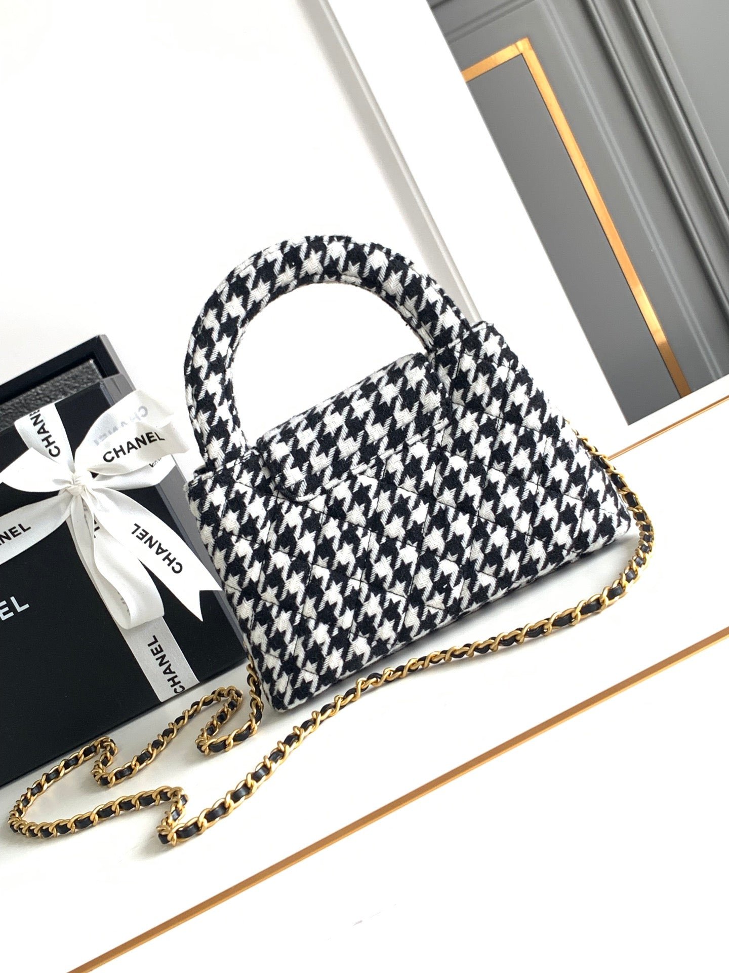 {Style No: O4FBQY5T} CC SMALL 20 KELLY SHOPPER BLACK MIX WHITE TWEED BRUSHED GOLD HARDWARE - Image 2