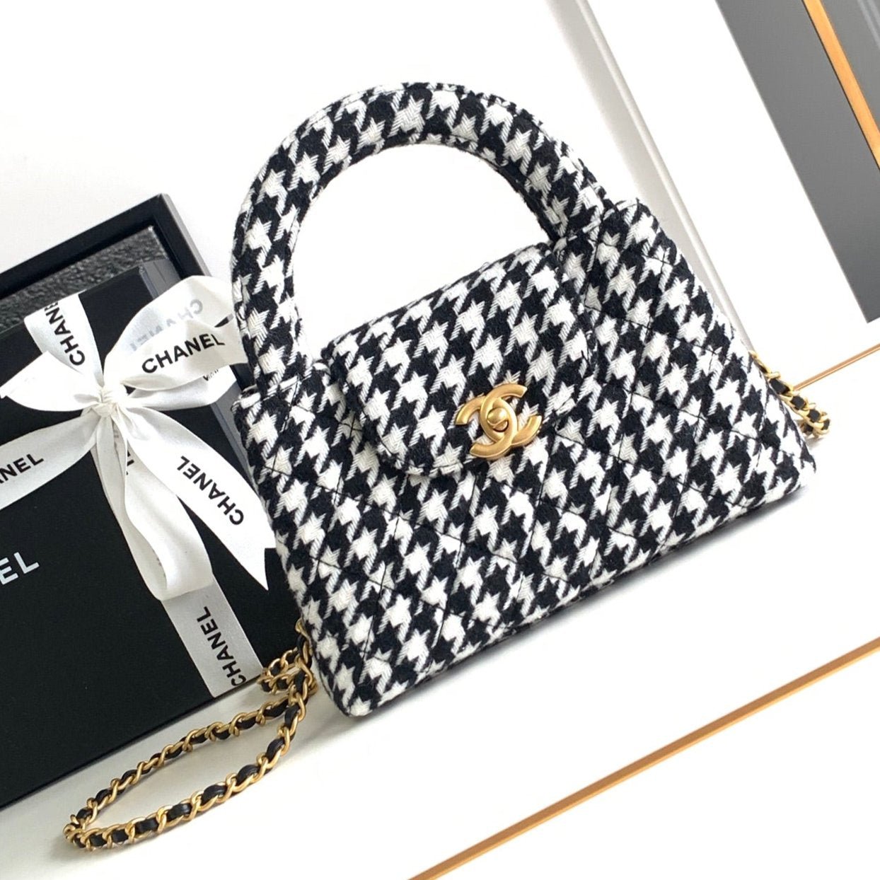 {Style No: O4FBQY5T} CC SMALL 20 KELLY SHOPPER BLACK MIX WHITE TWEED BRUSHED GOLD HARDWARE