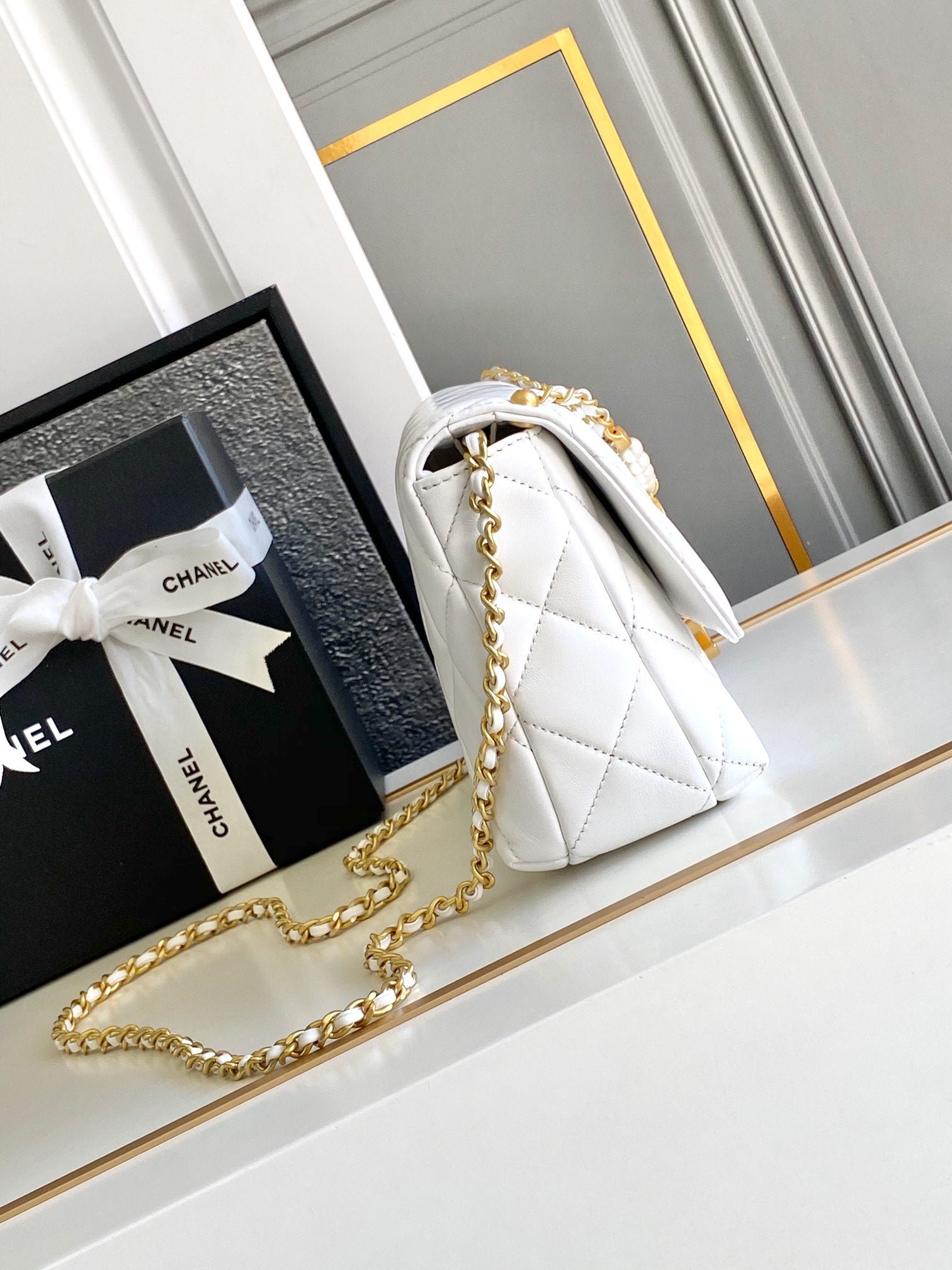{Style No: 142T3OVF} CC MEDIUM 22 FLAP BAG IN WHITE LAMBSKIN GOLD HARDWARE - Image 6