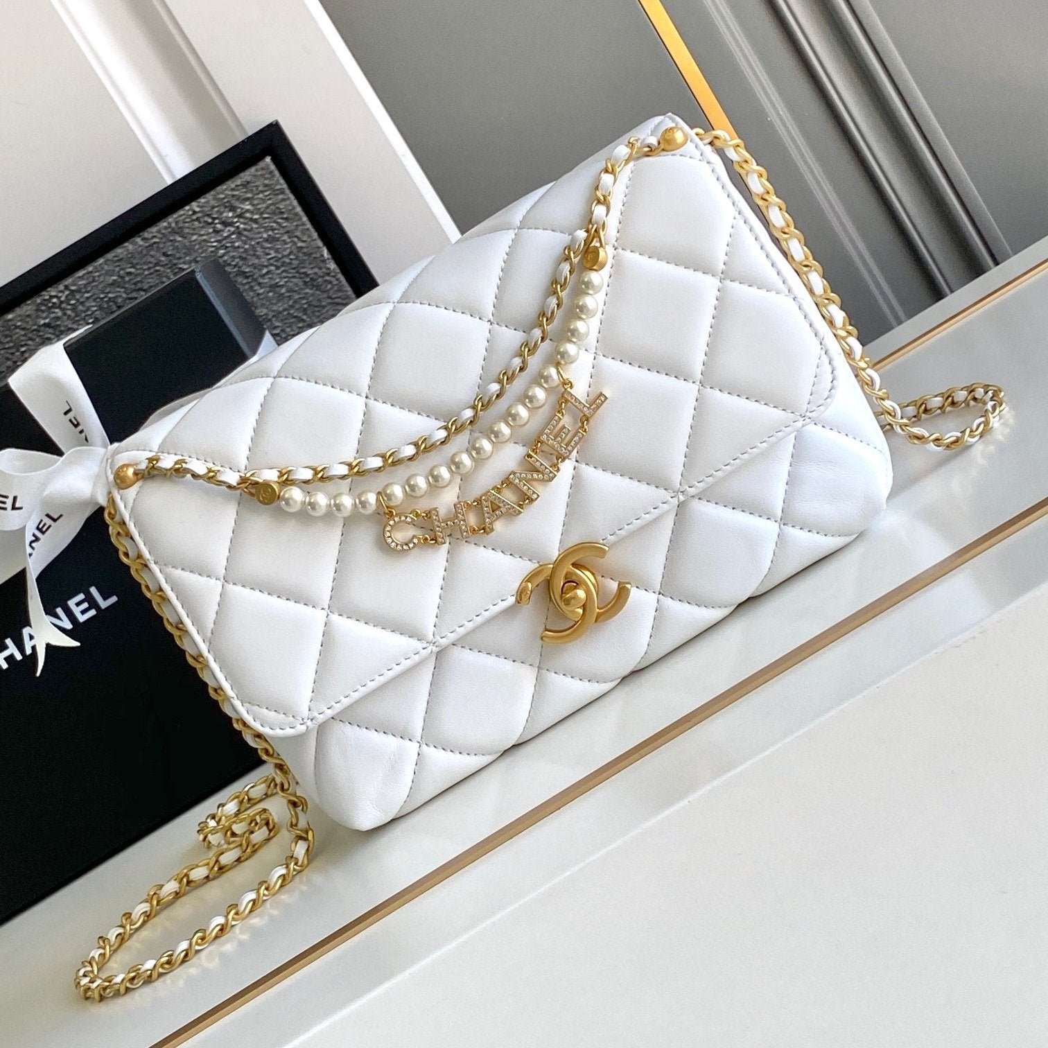 {Style No: 142T3OVF} CC MEDIUM 22 FLAP BAG IN WHITE LAMBSKIN GOLD HARDWARE