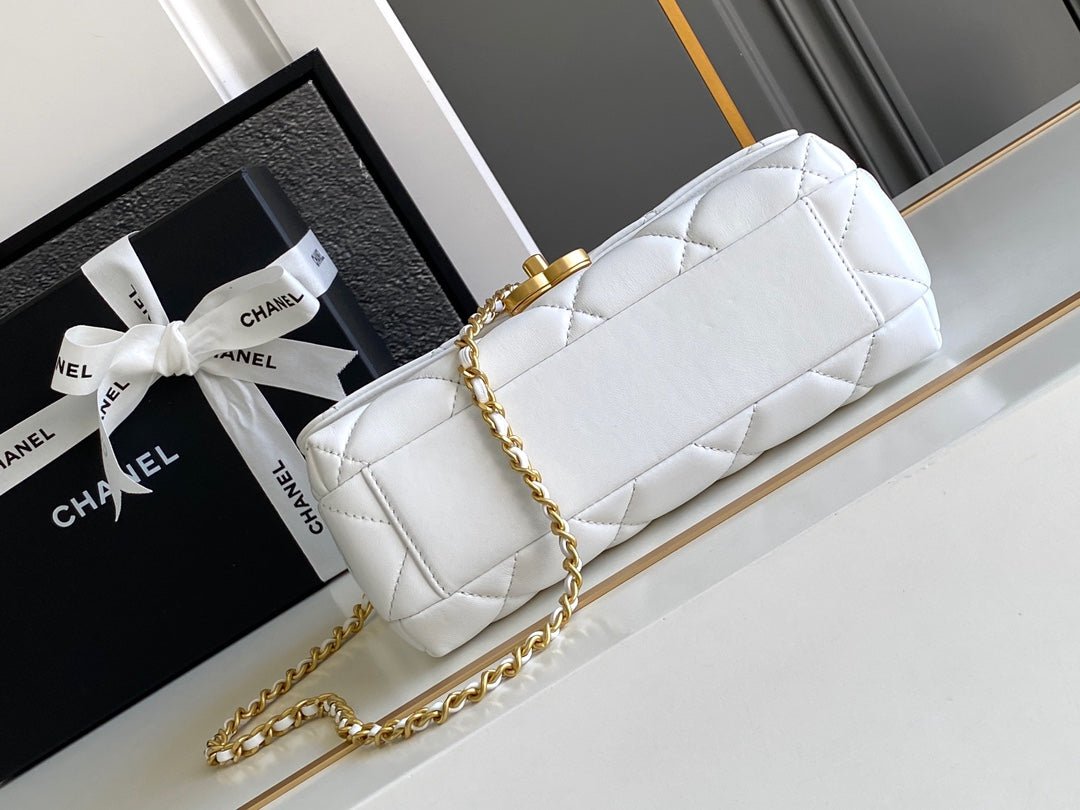 {Style No: 142T3OVF} CC MEDIUM 22 FLAP BAG IN WHITE LAMBSKIN GOLD HARDWARE - Image 7