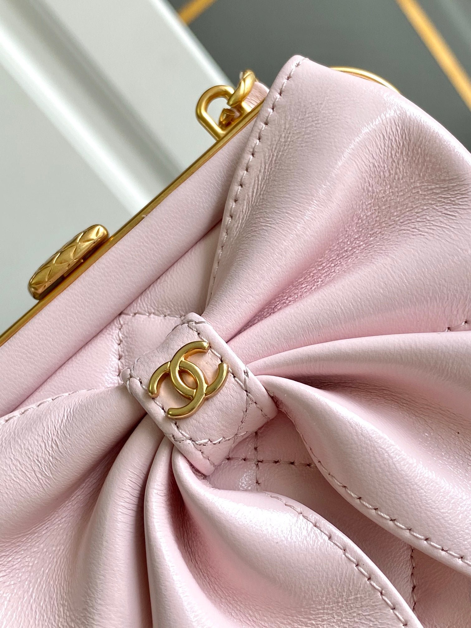{Style No: VK1G68R6} CC MINI 13 CLUTCH WITH STRAP IN LIGHT PINK LAMBSKIN ATTACH BOW - Image 4