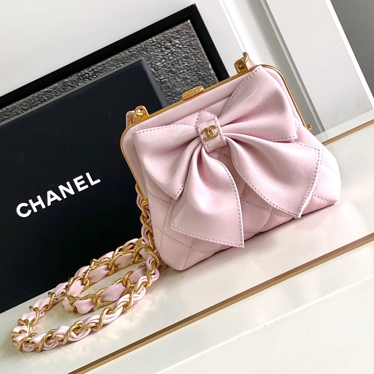{Style No: VK1G68R6} CC MINI 13 CLUTCH WITH STRAP IN LIGHT PINK LAMBSKIN ATTACH BOW