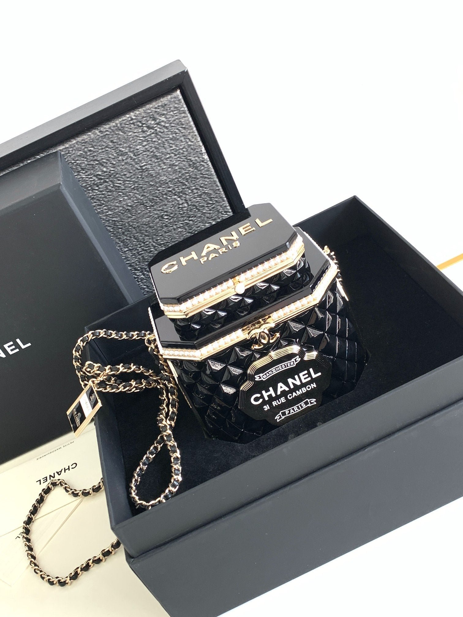 {Style No: X85SQRVT} CC 12 TEA BOX MINAUDIERE BAG IN BLACK RESIN - Image 6