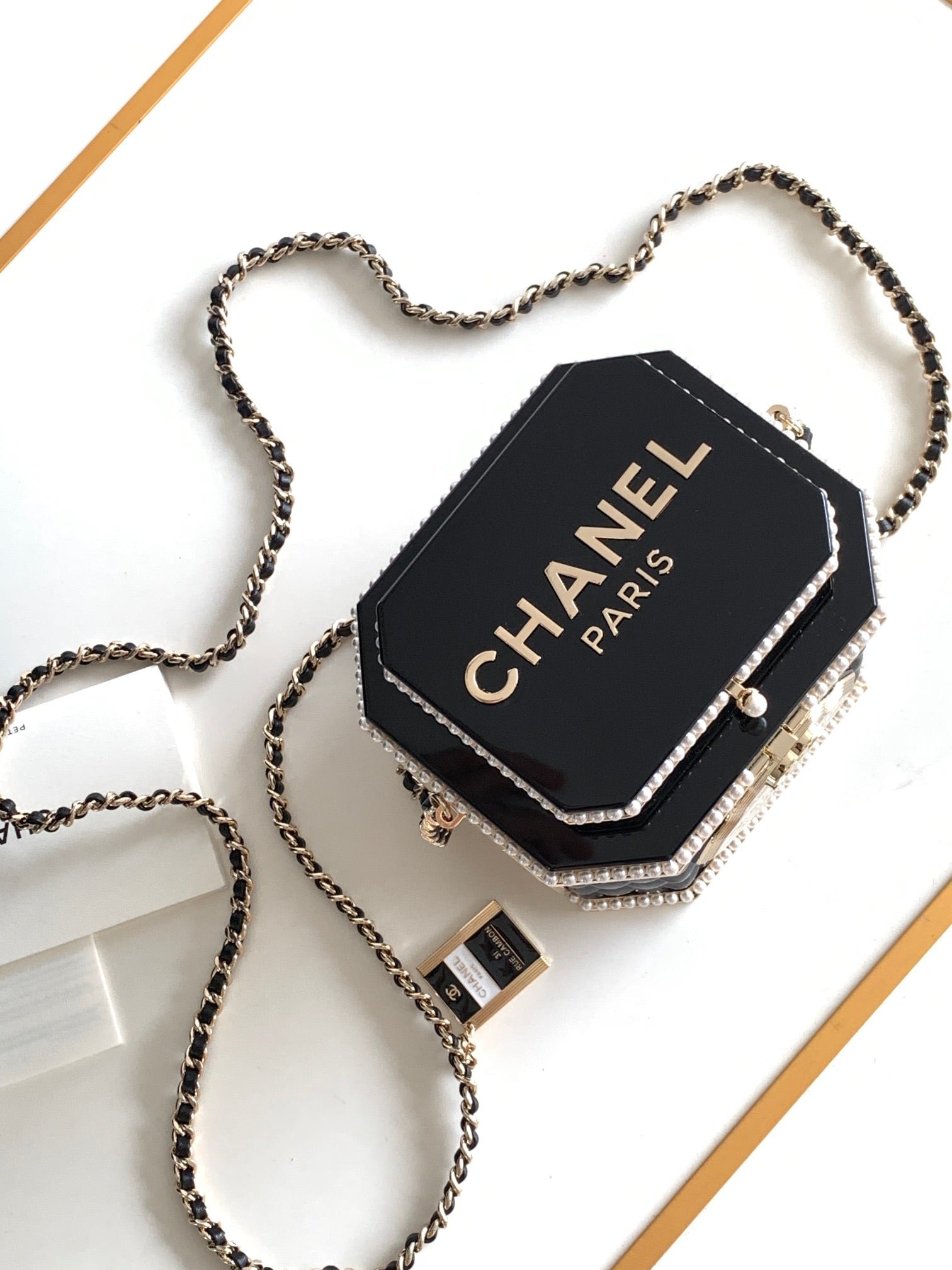 {Style No: X85SQRVT} CC 12 TEA BOX MINAUDIERE BAG IN BLACK RESIN - Image 5
