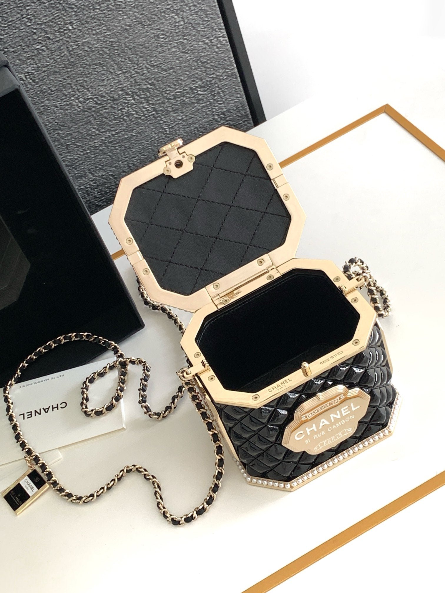 {Style No: X85SQRVT} CC 12 TEA BOX MINAUDIERE BAG IN BLACK RESIN - Image 3