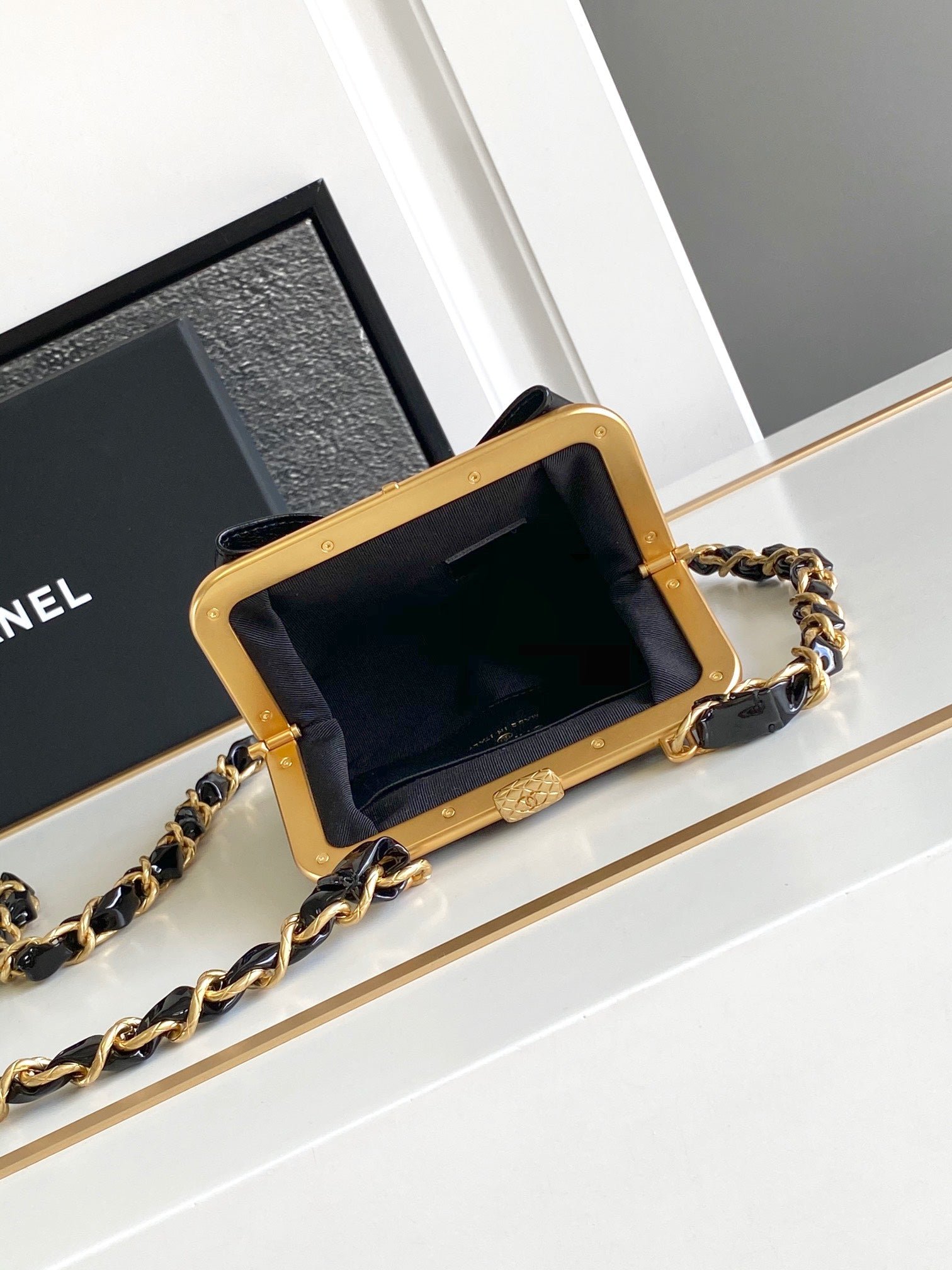 {Style No: 39GQP3GC} CC MINI 13 CLUTCH WITH STRAP IN BLACK LAMBSKIN ATTACH BOW - Image 9