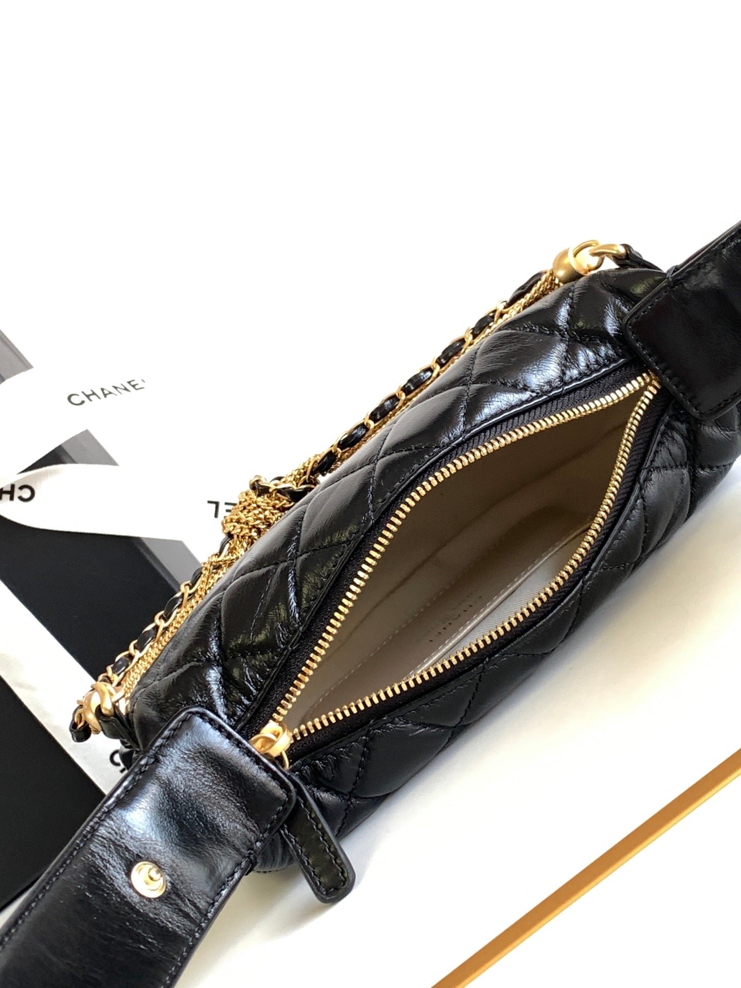 {Style No: PASRLSFC} CC 16 MINI POUCH IN BLACK GRAINED CALFSKIN AND GOLD METAL - Image 7