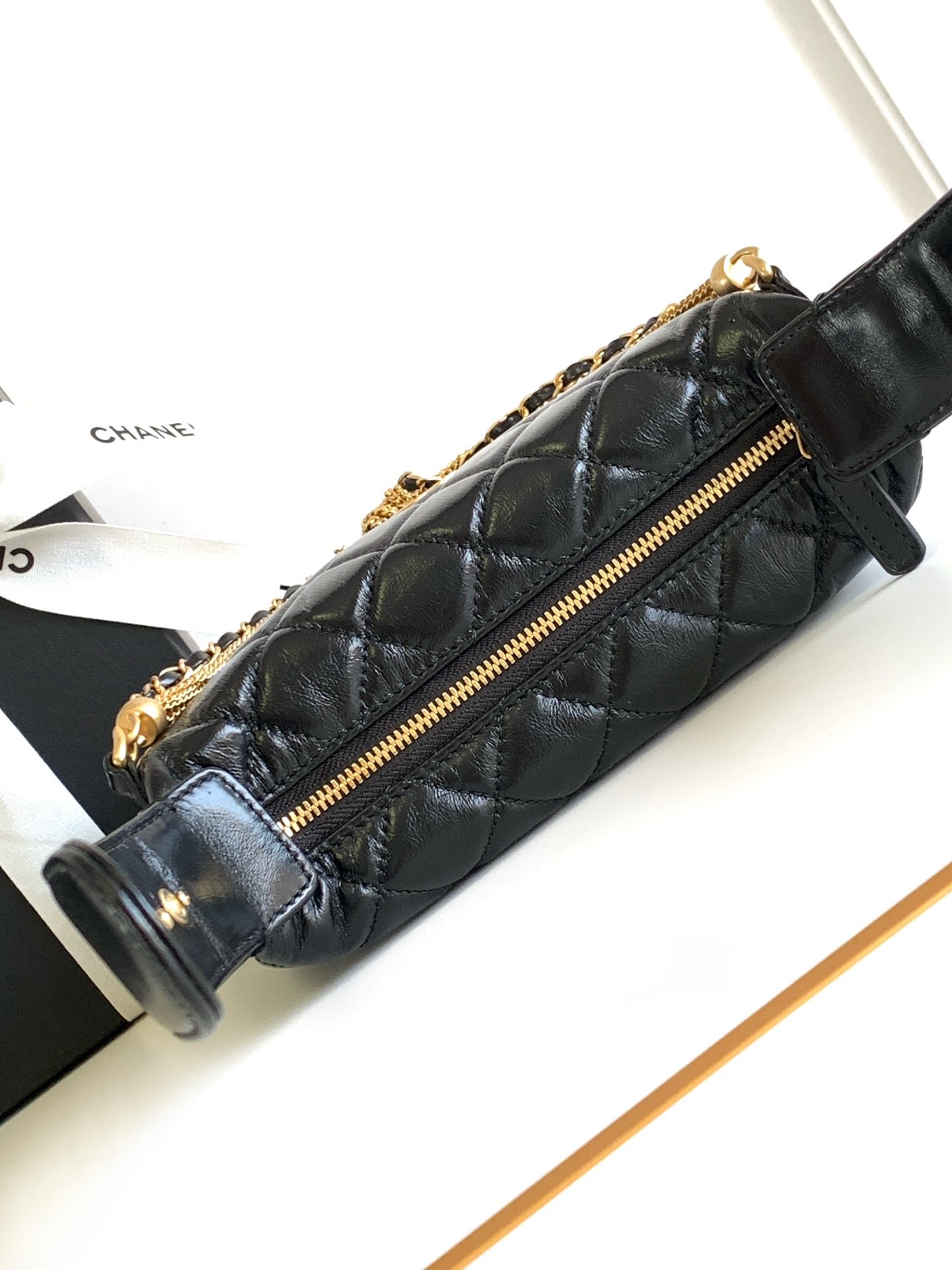 {Style No: PASRLSFC} CC 16 MINI POUCH IN BLACK GRAINED CALFSKIN AND GOLD METAL - Image 8
