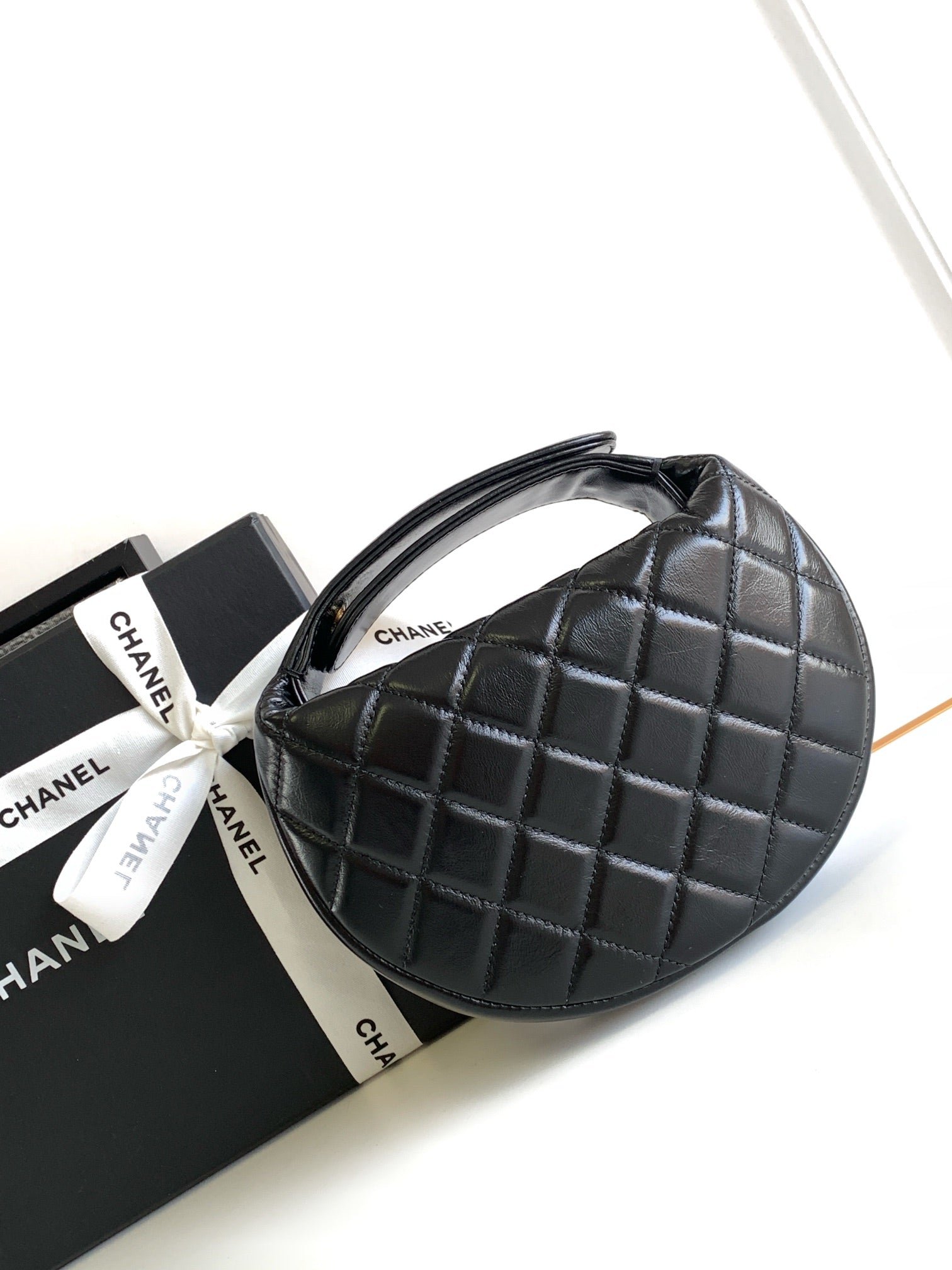 {Style No: PASRLSFC} CC 16 MINI POUCH IN BLACK GRAINED CALFSKIN AND GOLD METAL - Image 2