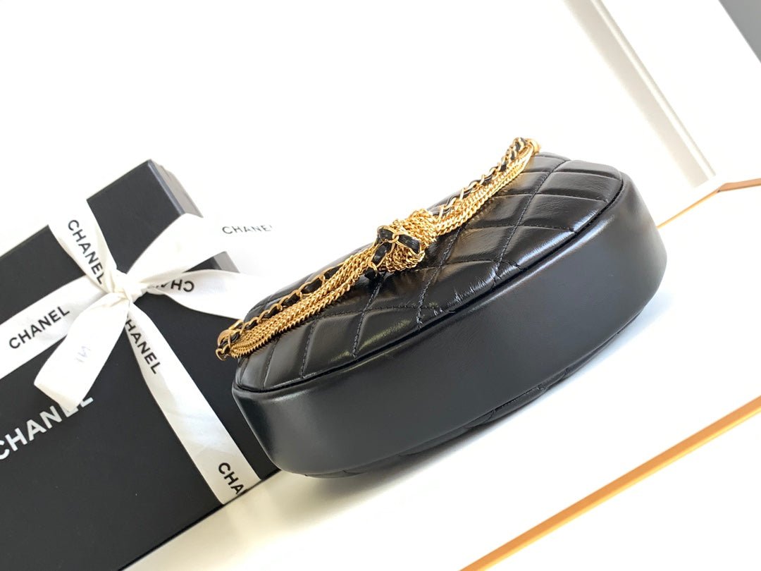 {Style No: PASRLSFC} CC 16 MINI POUCH IN BLACK GRAINED CALFSKIN AND GOLD METAL - Image 5