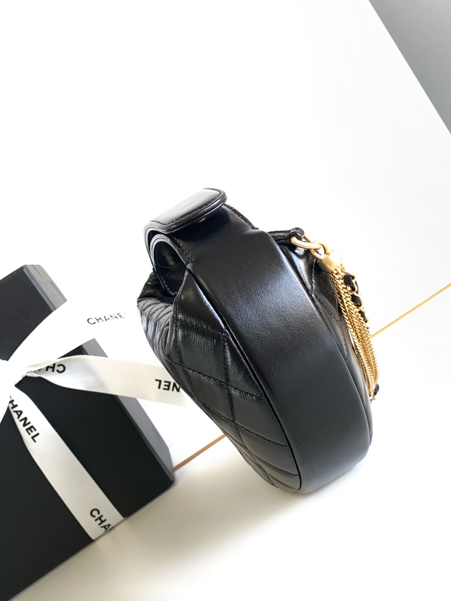 {Style No: PASRLSFC} CC 16 MINI POUCH IN BLACK GRAINED CALFSKIN AND GOLD METAL - Image 9