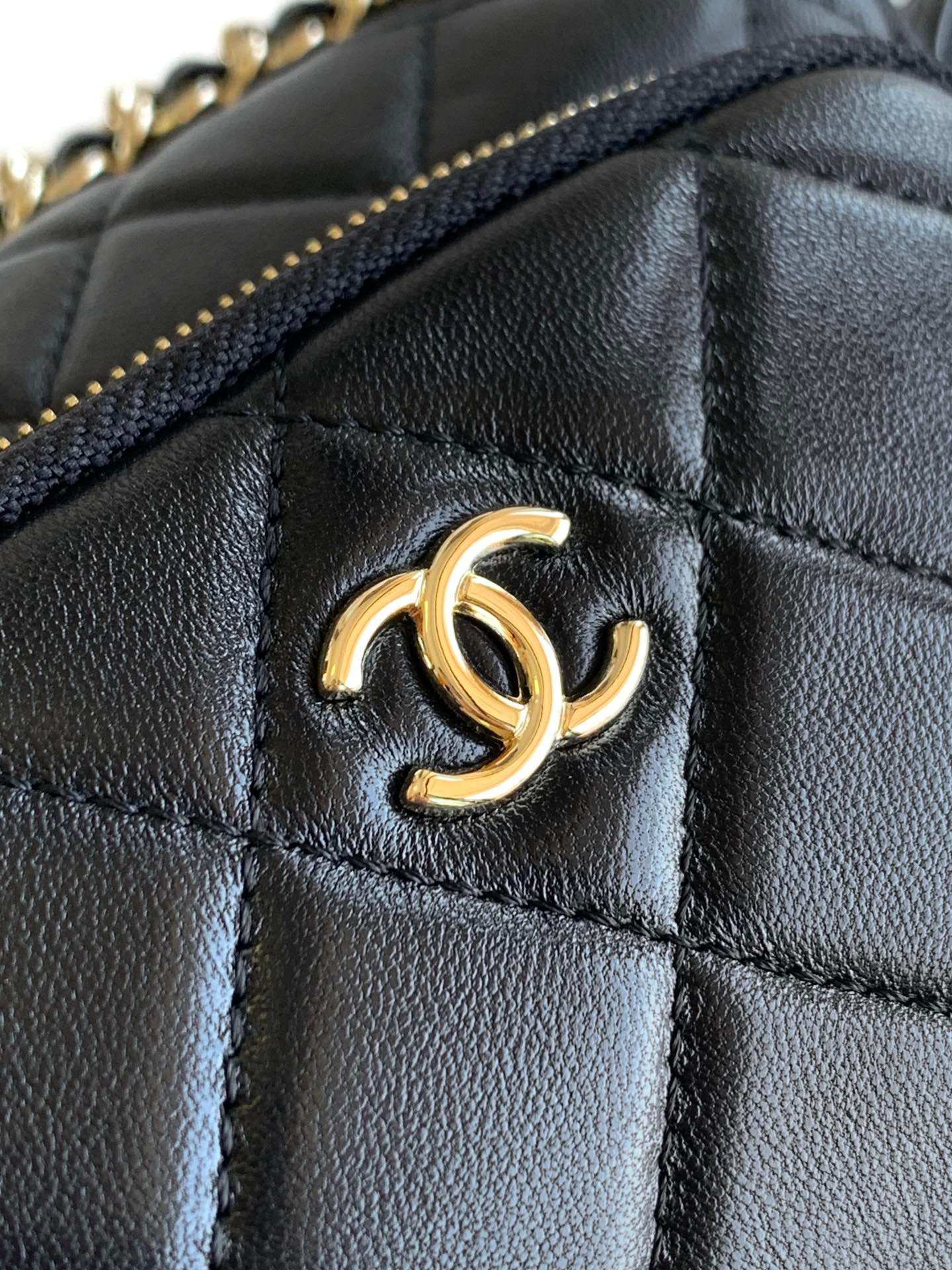 {Style No: IRJF9NDR} CHANEL 25S CAMERA BAG 23 IN BLACK LAMBSKIN WITH GOLD HARDWARE - Image 7