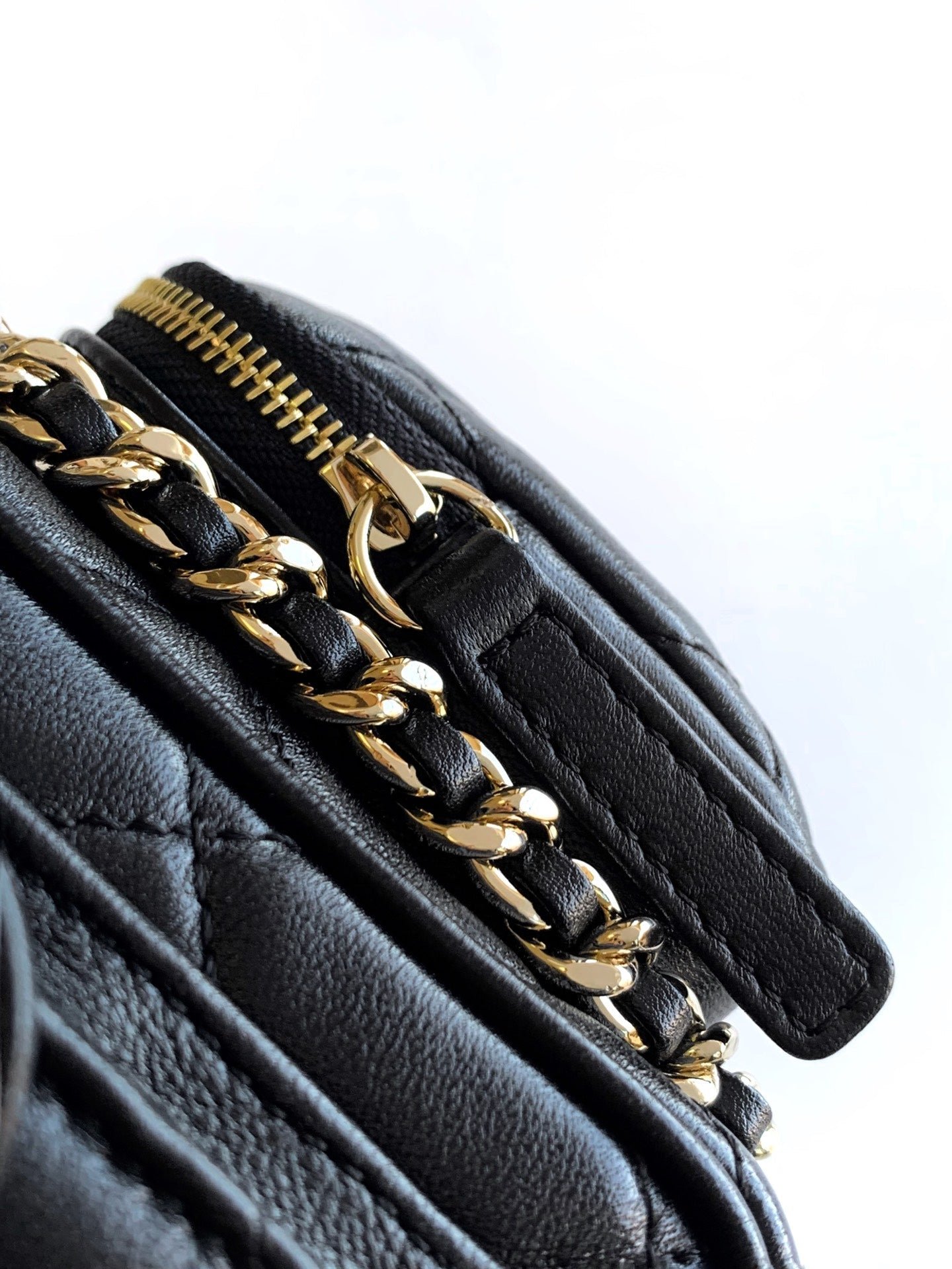 {Style No: IRJF9NDR} CHANEL 25S CAMERA BAG 23 IN BLACK LAMBSKIN WITH GOLD HARDWARE - Image 8