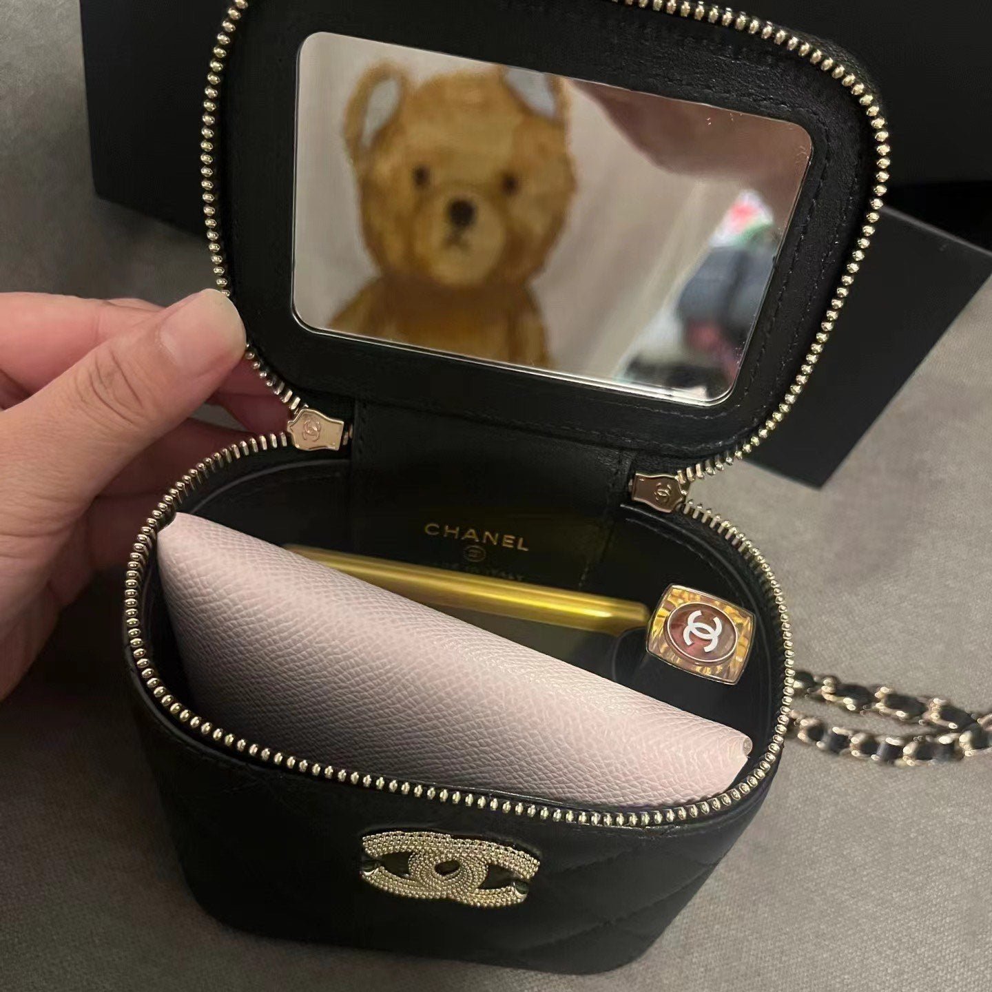 {Style No: VD361FOY} SMALL VANITY CASE 11 IN BLACK CALFSKIN GOLD HARDWARE - Image 4
