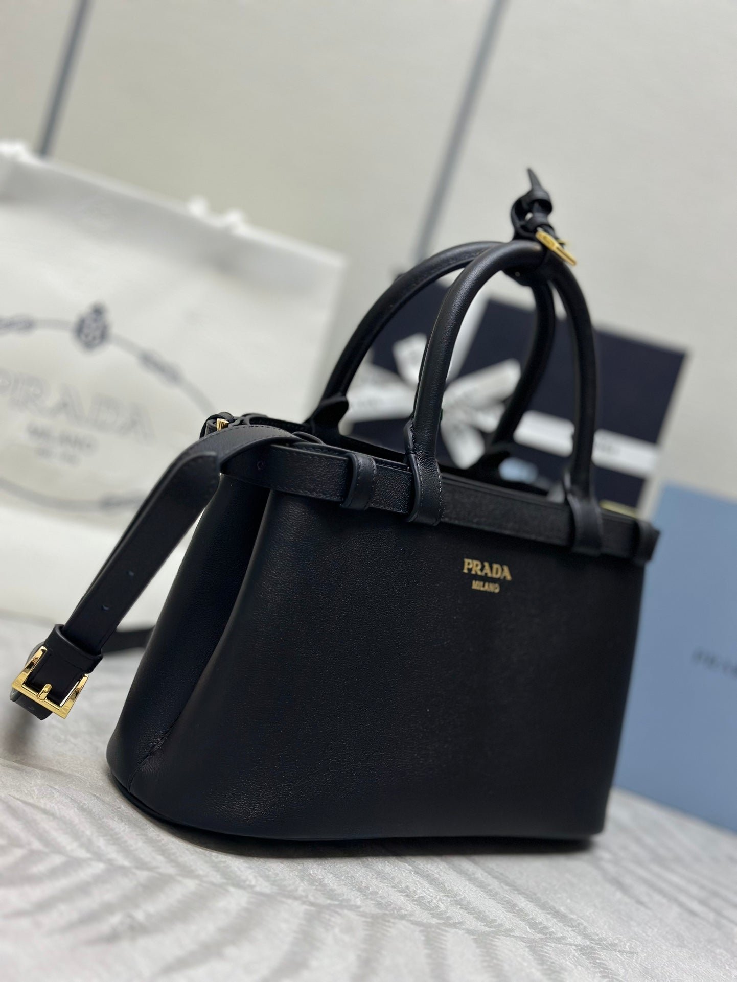 {Style No: QMLS5BKC} PRADA 25S BUCKLE MEDIUM HANDBAG 28 IN BLACK CALFSKIN GOLD HARDWRE - Image 4
