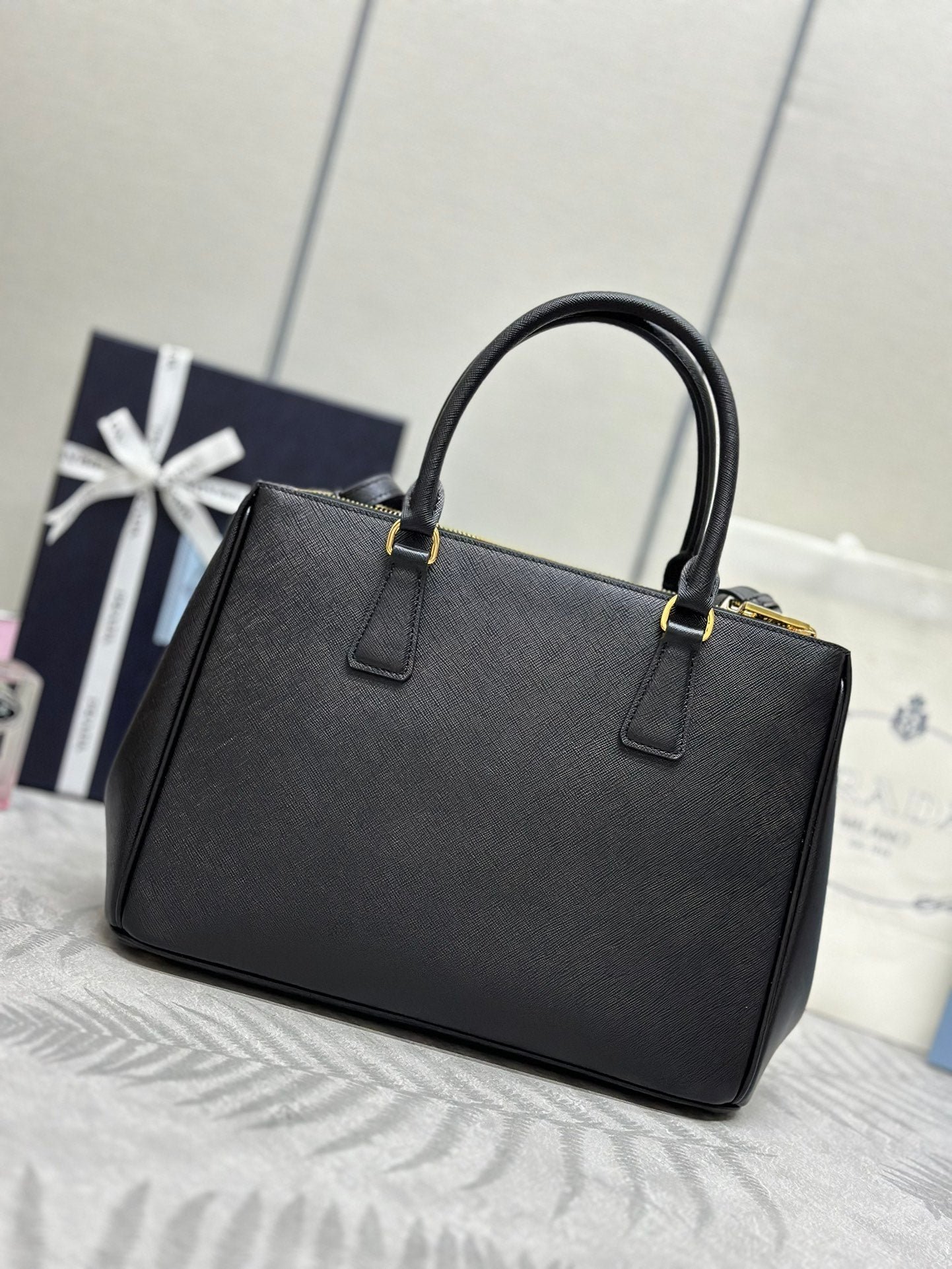 {Style No: WFFKCE7A} PRADA 25S GALLERIA LARGE BAG 32 IN BLACK CALFSKIN GOLD HARDWARE - Image 2