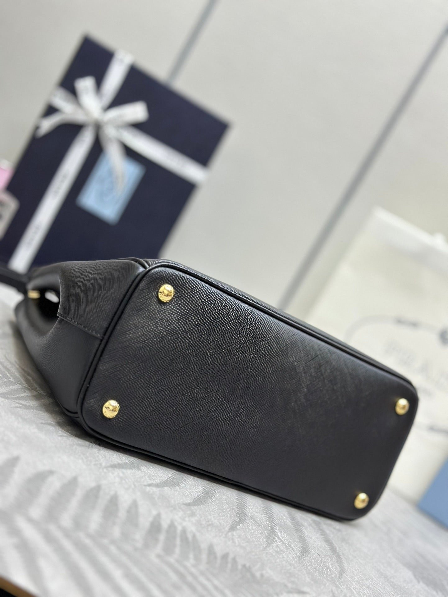 {Style No: WFFKCE7A} PRADA 25S GALLERIA LARGE BAG 32 IN BLACK CALFSKIN GOLD HARDWARE - Image 8