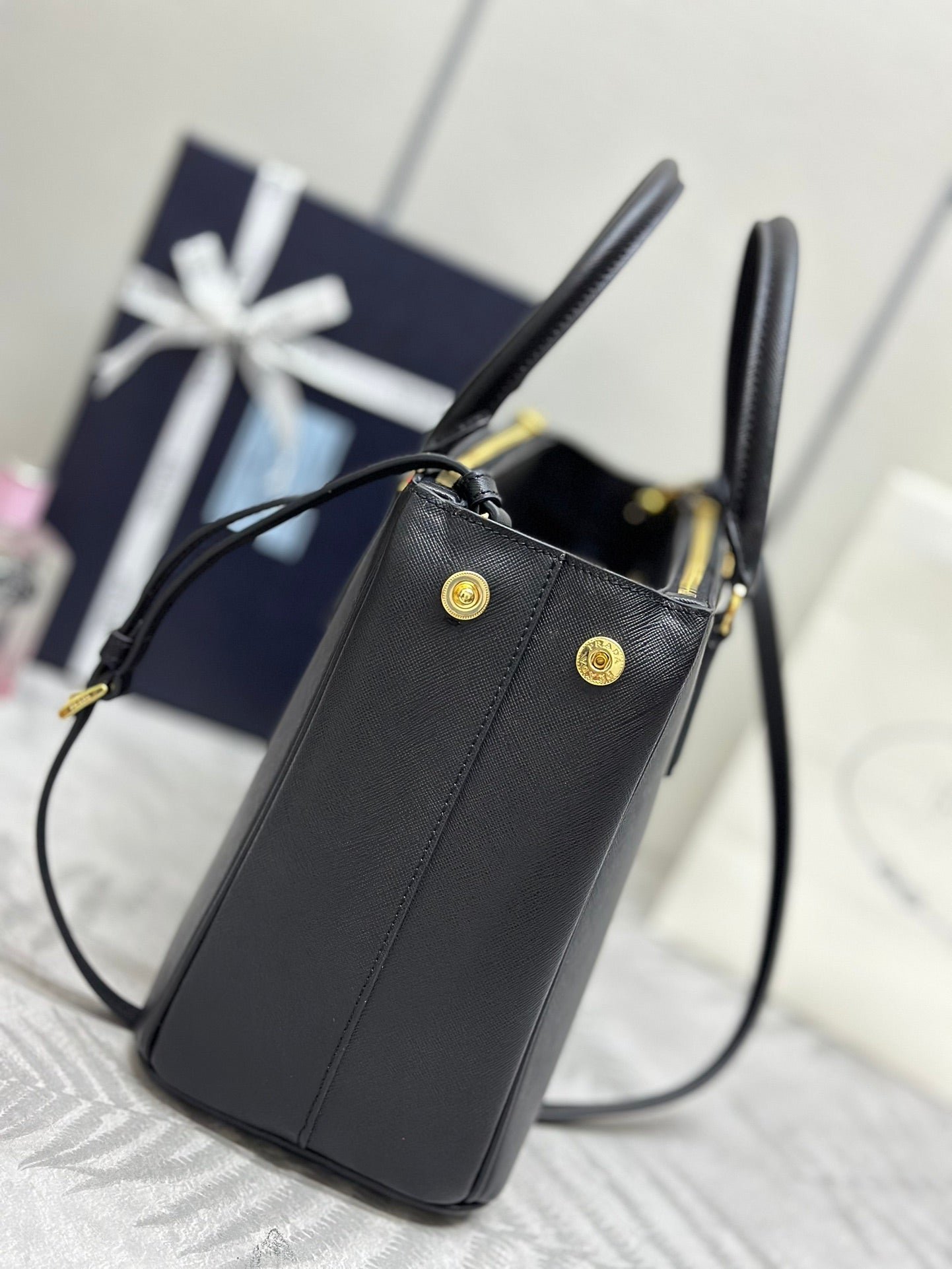 {Style No: WFFKCE7A} PRADA 25S GALLERIA LARGE BAG 32 IN BLACK CALFSKIN GOLD HARDWARE - Image 7