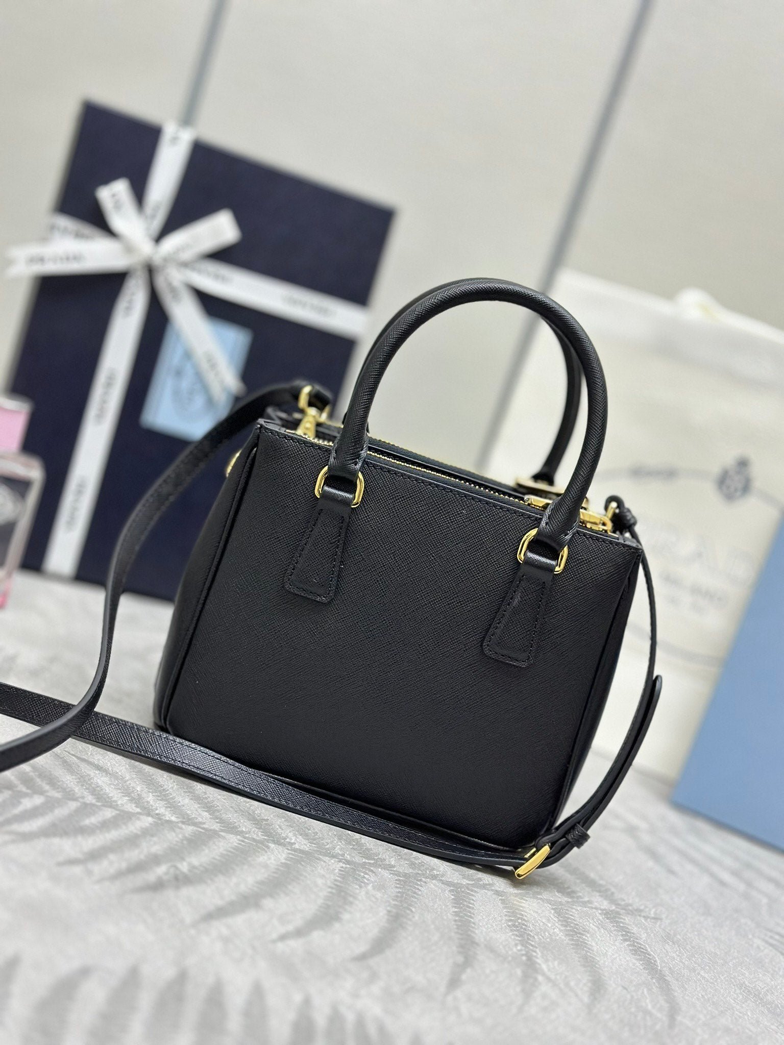 {Style No: S9KP4XXW} PRADA 25S GALLERIA MEDIUM BAG 20 IN BLACK CALFSKIN GOLD HARDWARE - Image 2