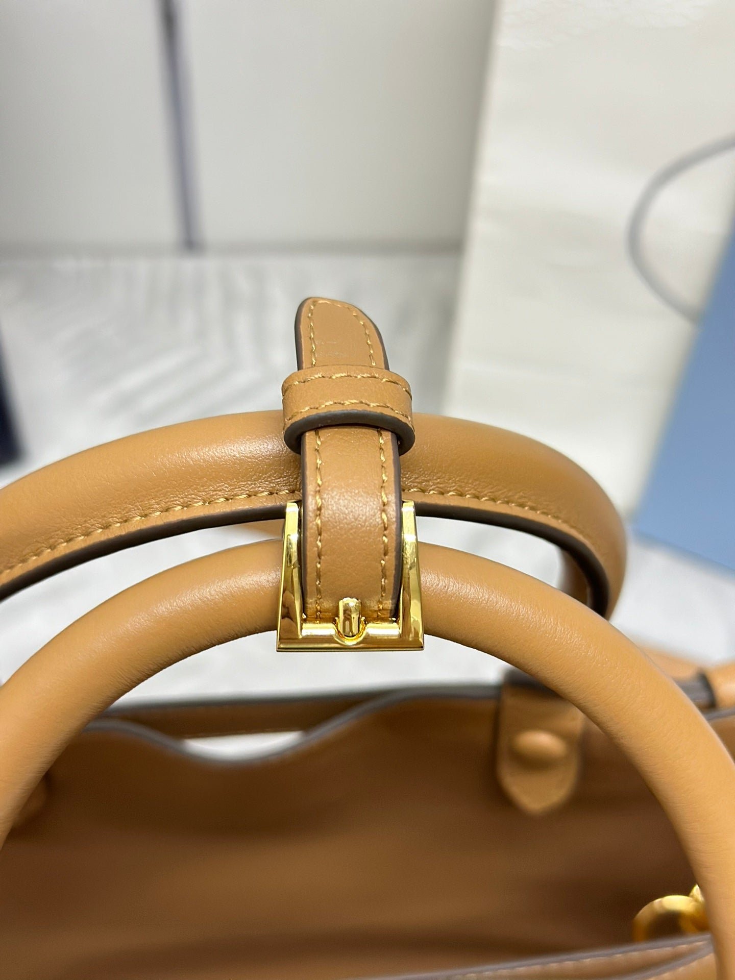 {Style No: UA3HNXD6} PRADA 25S BUCKLE MEDIUM HANDBAG 28 IN CARAMEL CALFSKIN GOLD HARDWARE - Image 7