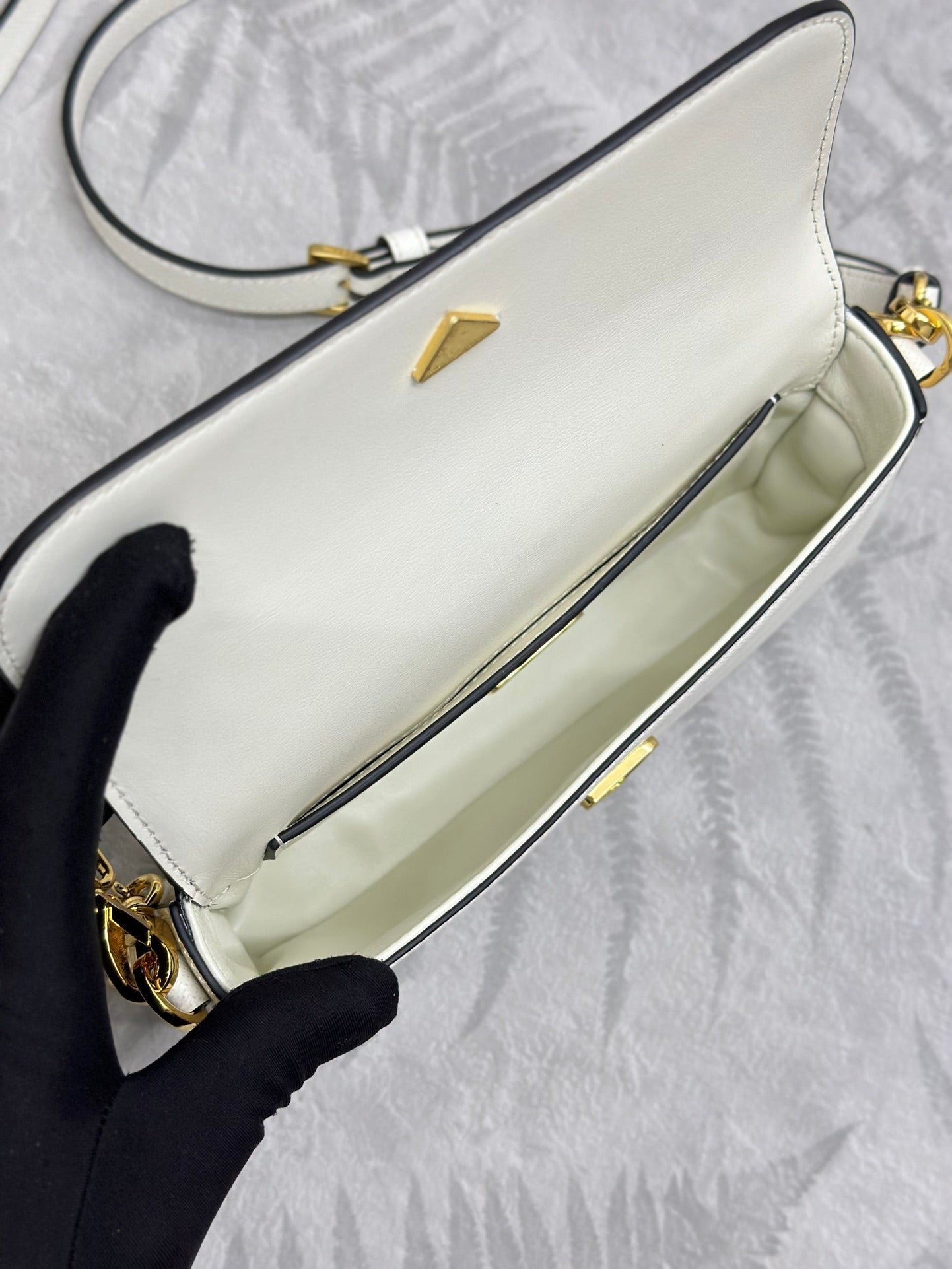 {Style No: N7R4O78C} PRADA 25S MINI FLAP BAG 20 IN WHITE SAFFIANO CALFSKIN GOLD HARDWARE - Image 5
