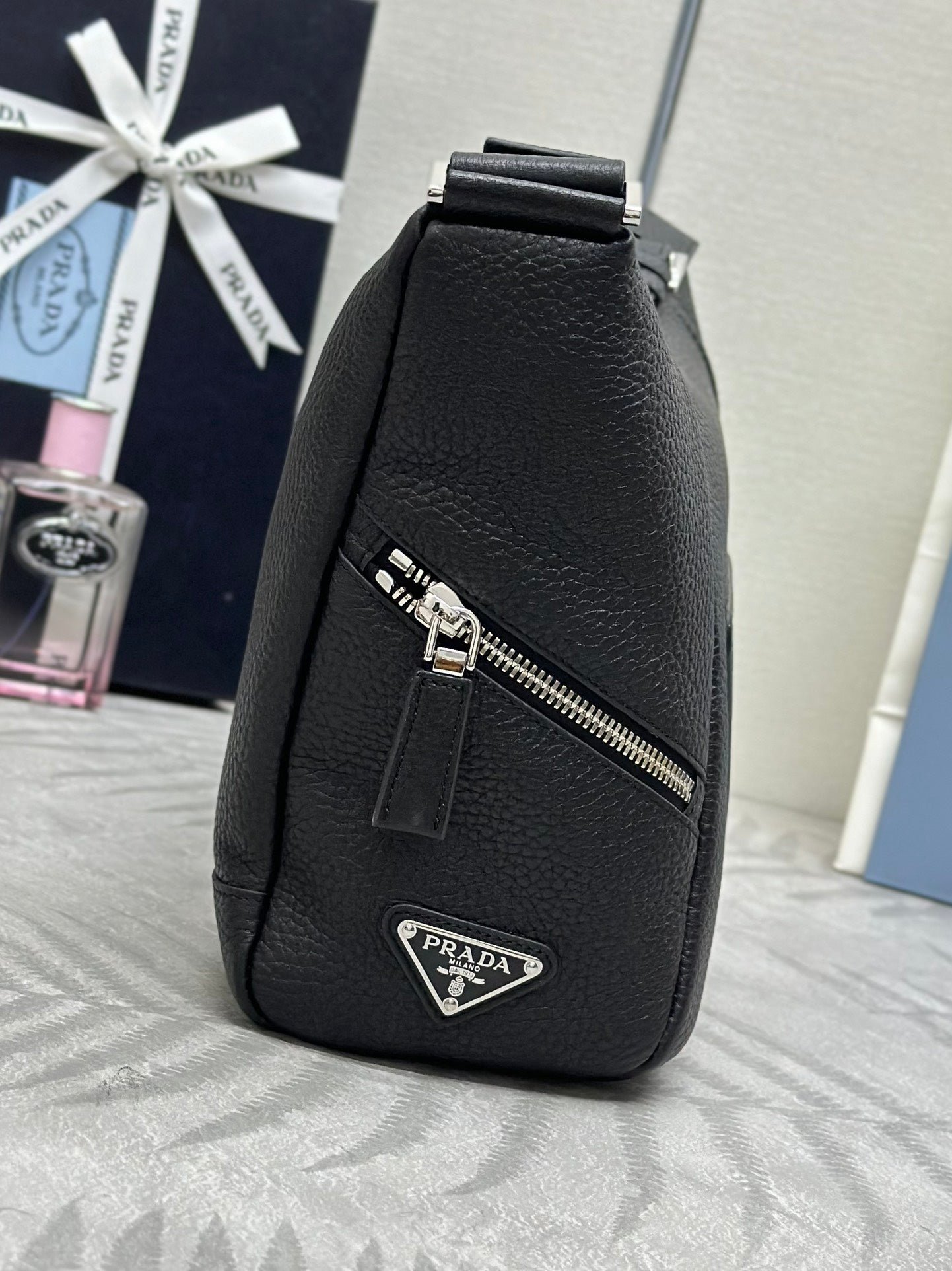 {Style No: F19QIP3T} PRADA 25S SHOULDER STRAP BAG 26 IN BLACK CALFSKIN SILVER HARDWRE - Image 4