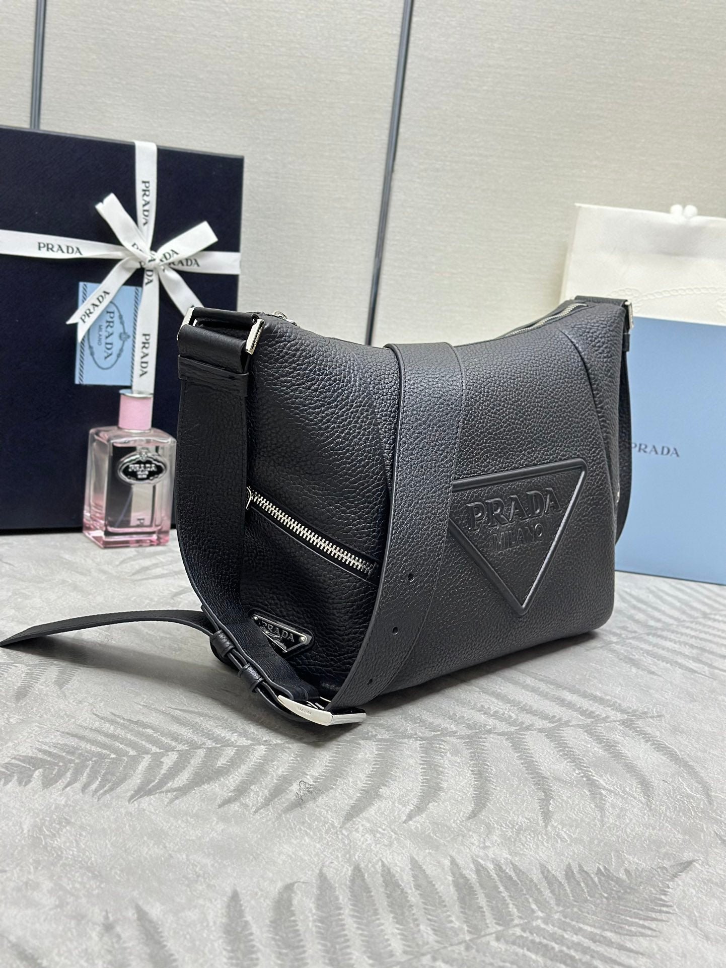 {Style No: F19QIP3T} PRADA 25S SHOULDER STRAP BAG 26 IN BLACK CALFSKIN SILVER HARDWRE - Image 6