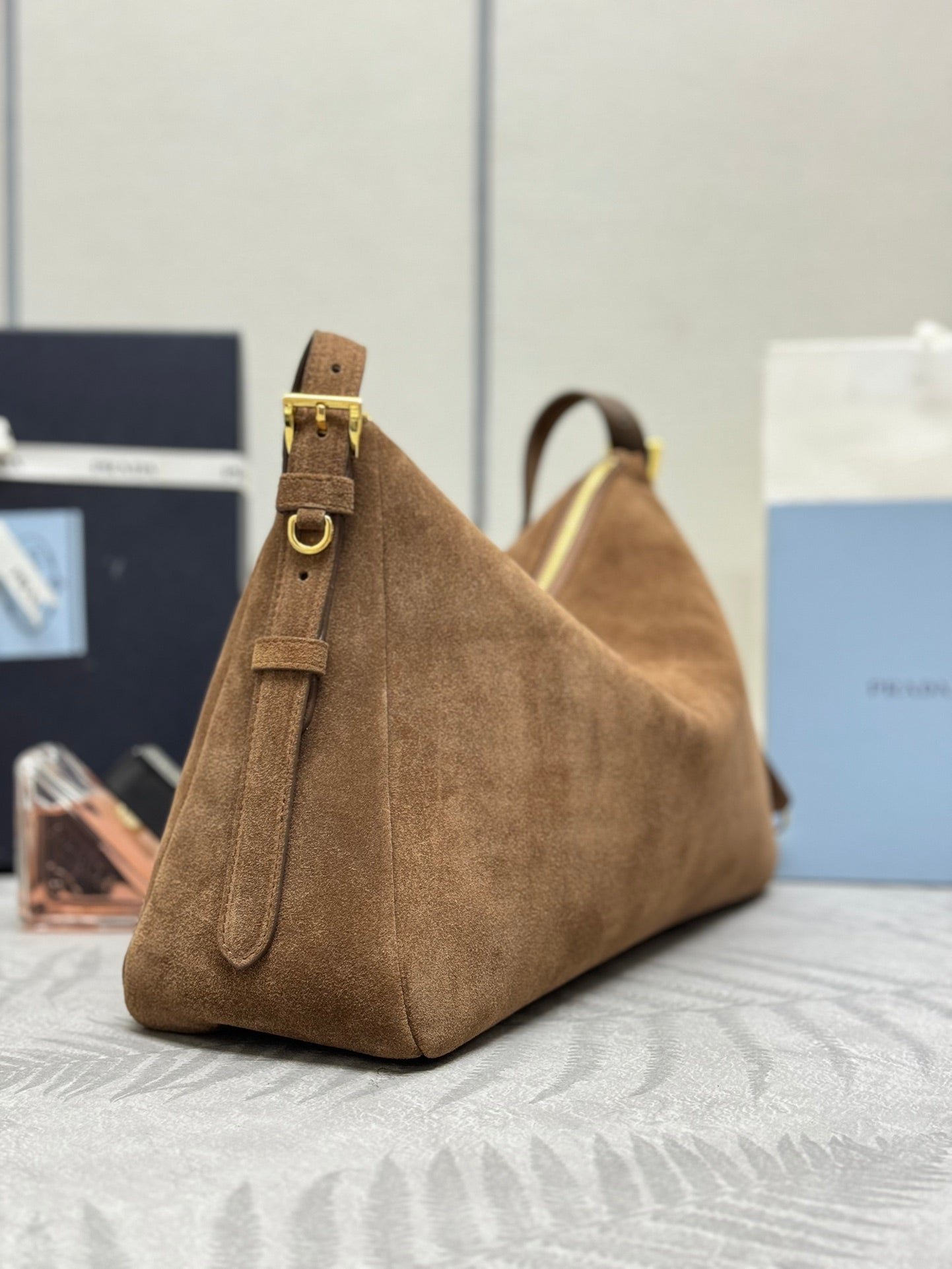 {Style No: 1PGUSMXN} PRADA 25S AIMEE SHOULDER BAG 39 IN BROWN SUEDE - Image 3