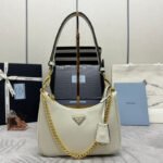 {Style No: AT7EQAYU} HOBO BAG 23 IN WHITE NAPPA LAMBSKIN GOLD CHAIN