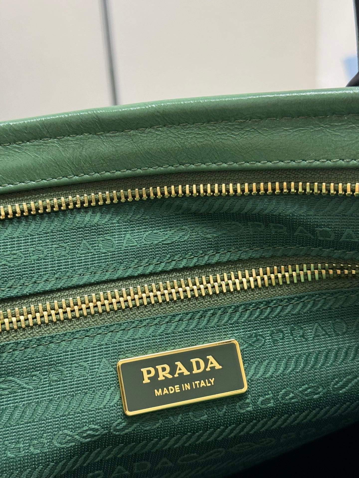 {Style No: MLJBJAB4} PRADA 25S BONNIE LARGE HANDBAG 38 IN GREEN GLOSSY CALFSKIN GOLD HARDWARE - Image 9