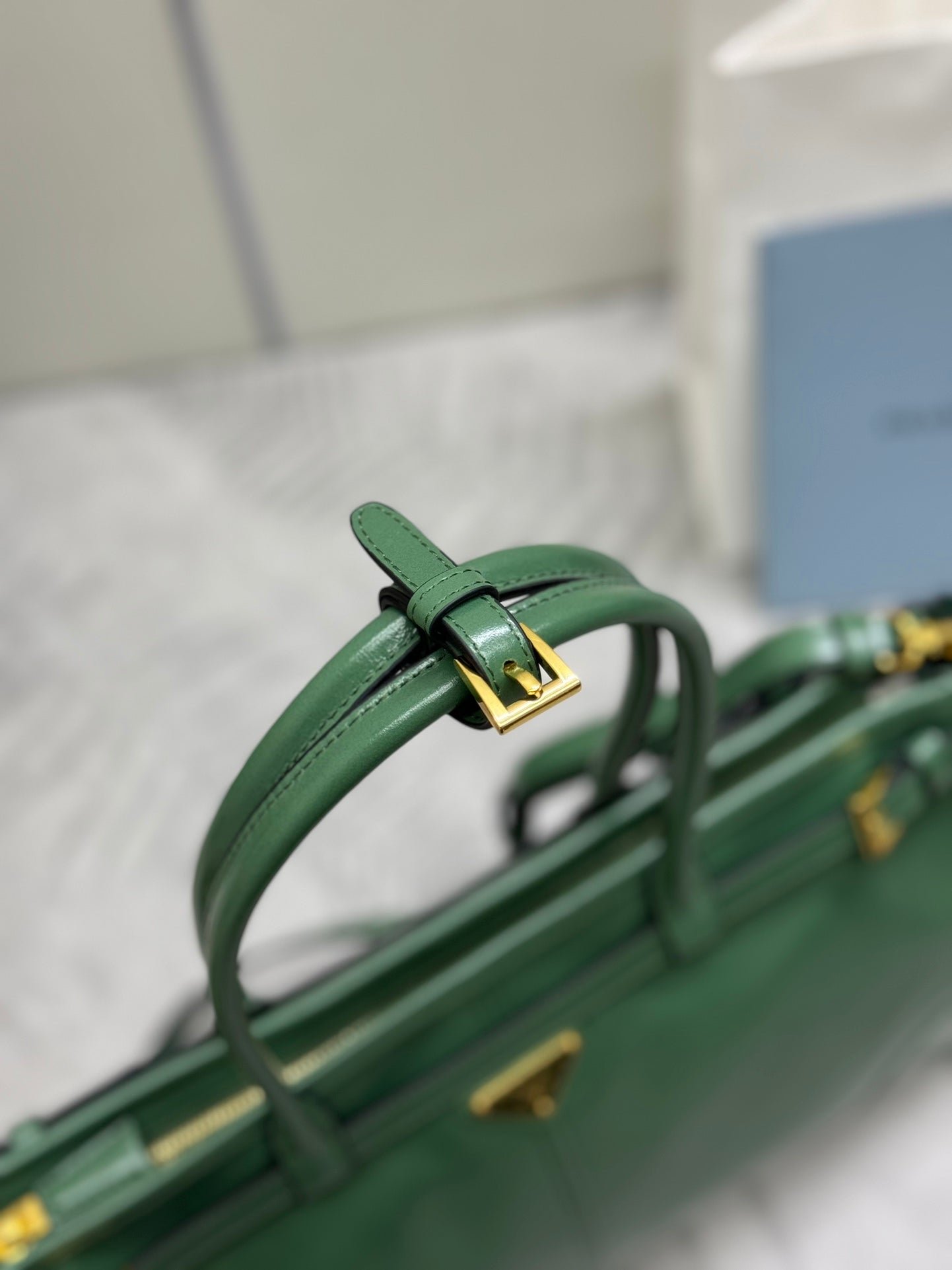 {Style No: MLJBJAB4} PRADA 25S BONNIE LARGE HANDBAG 38 IN GREEN GLOSSY CALFSKIN GOLD HARDWARE - Image 7
