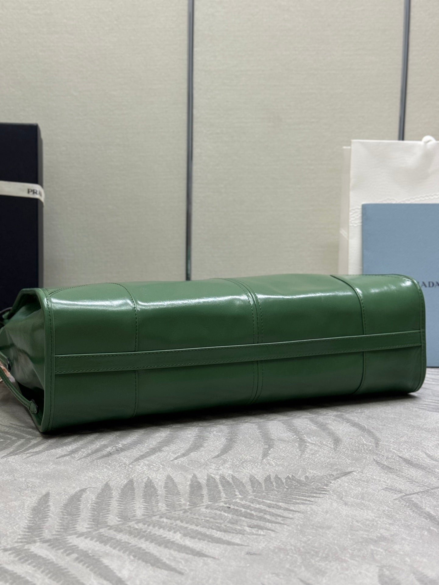 {Style No: MLJBJAB4} PRADA 25S BONNIE LARGE HANDBAG 38 IN GREEN GLOSSY CALFSKIN GOLD HARDWARE - Image 8