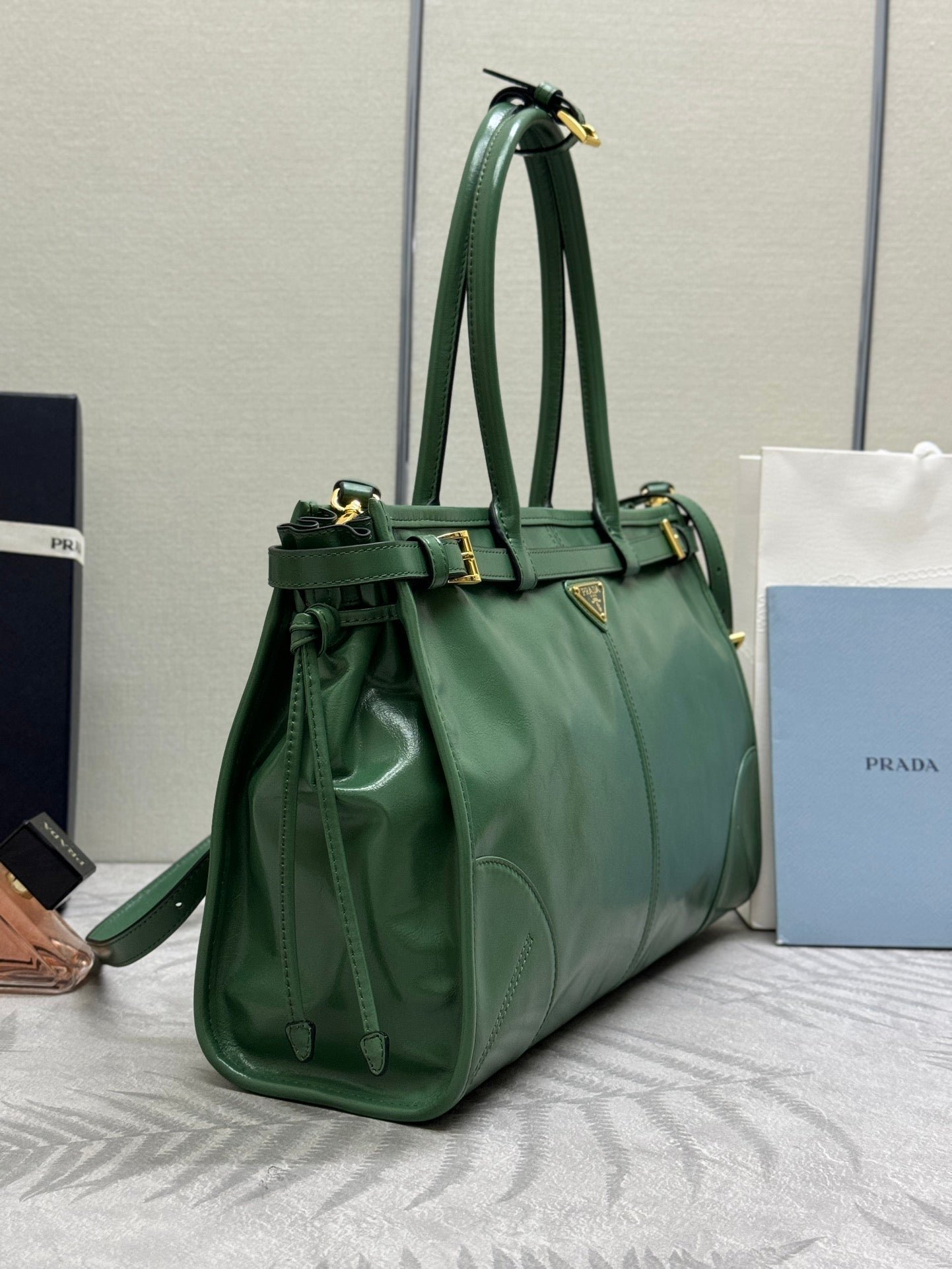 {Style No: MLJBJAB4} PRADA 25S BONNIE LARGE HANDBAG 38 IN GREEN GLOSSY CALFSKIN GOLD HARDWARE - Image 4