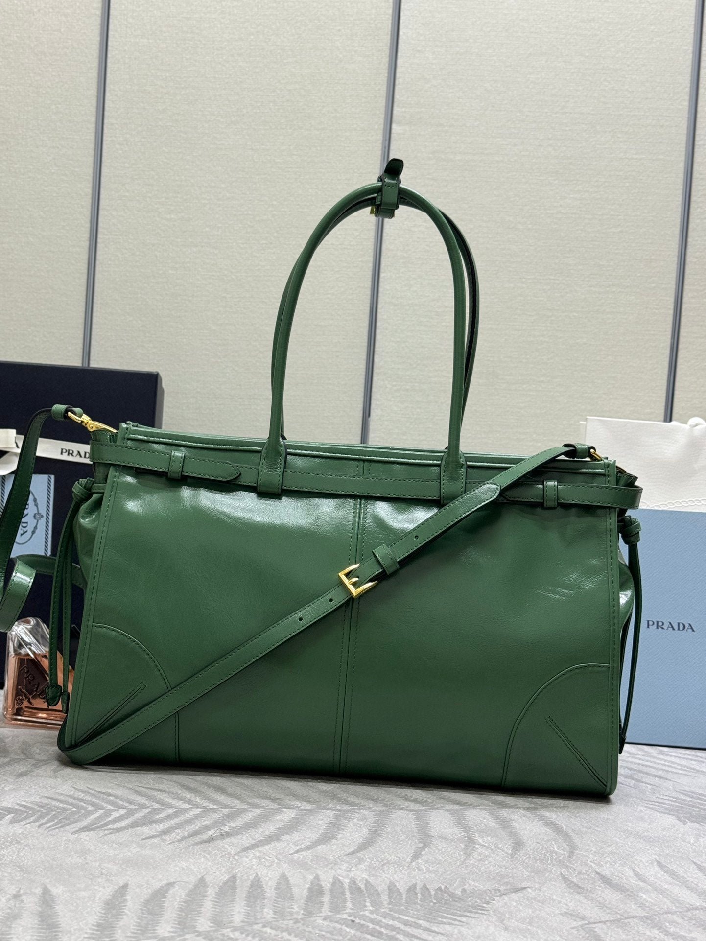 {Style No: MLJBJAB4} PRADA 25S BONNIE LARGE HANDBAG 38 IN GREEN GLOSSY CALFSKIN GOLD HARDWARE - Image 2