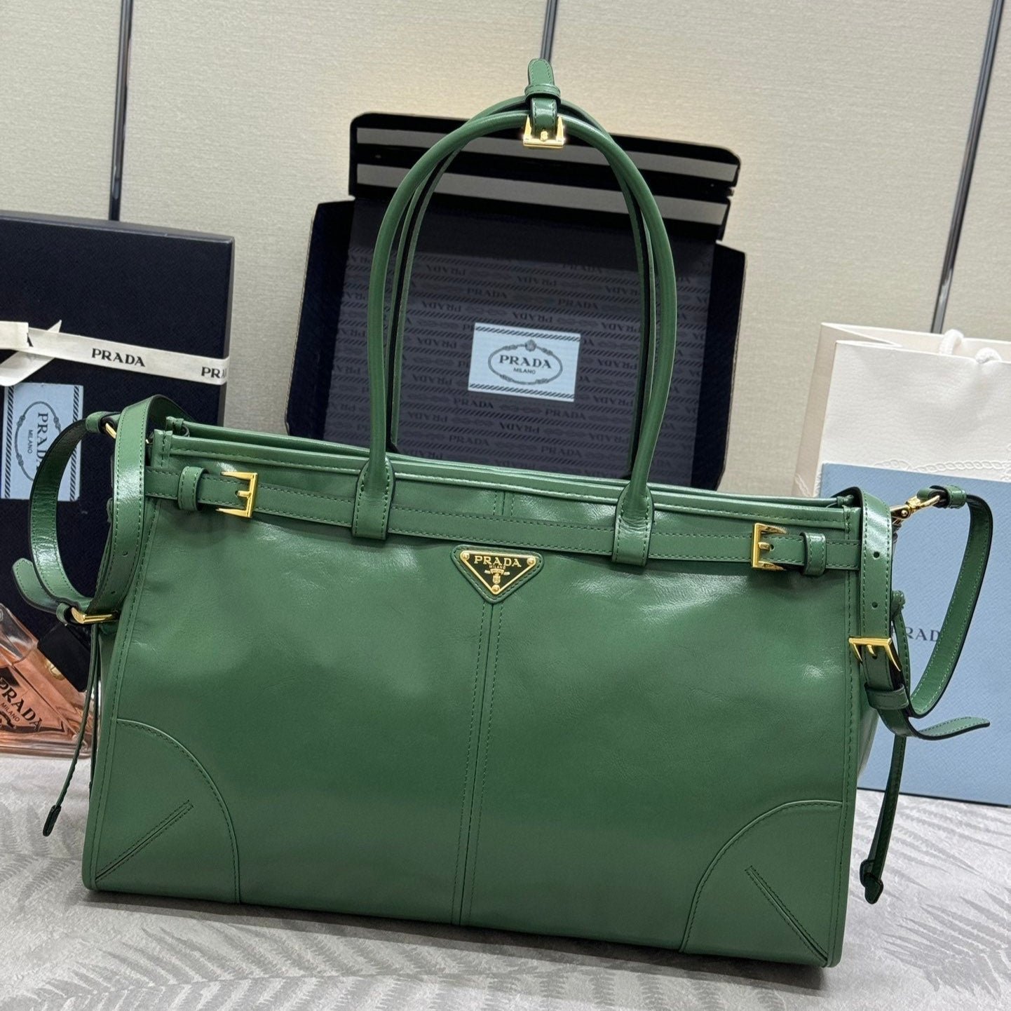 {Style No: MLJBJAB4} PRADA 25S BONNIE LARGE HANDBAG 38 IN GREEN GLOSSY CALFSKIN GOLD HARDWARE