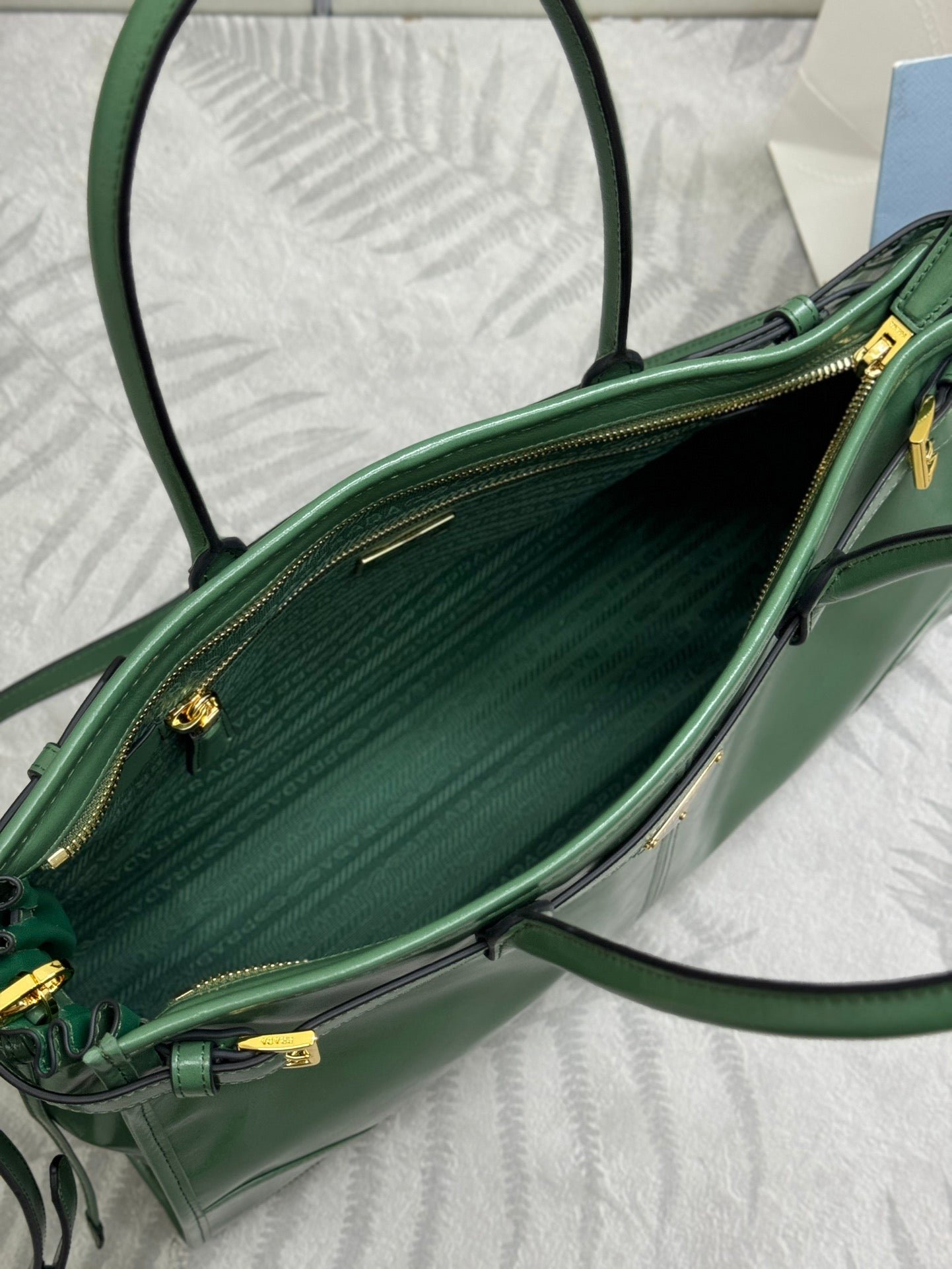 {Style No: MLJBJAB4} PRADA 25S BONNIE LARGE HANDBAG 38 IN GREEN GLOSSY CALFSKIN GOLD HARDWARE - Image 5