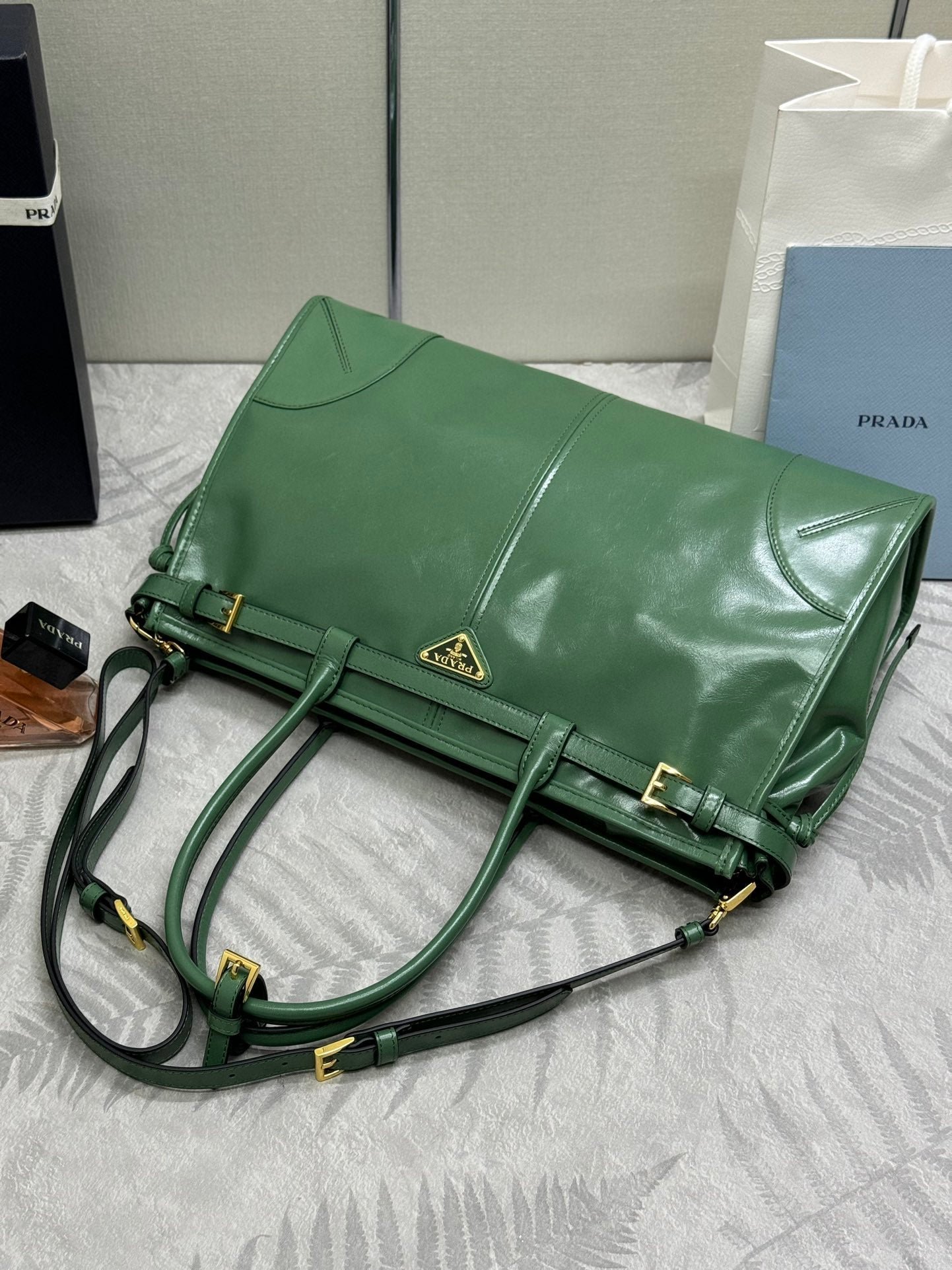 {Style No: MLJBJAB4} PRADA 25S BONNIE LARGE HANDBAG 38 IN GREEN GLOSSY CALFSKIN GOLD HARDWARE - Image 6