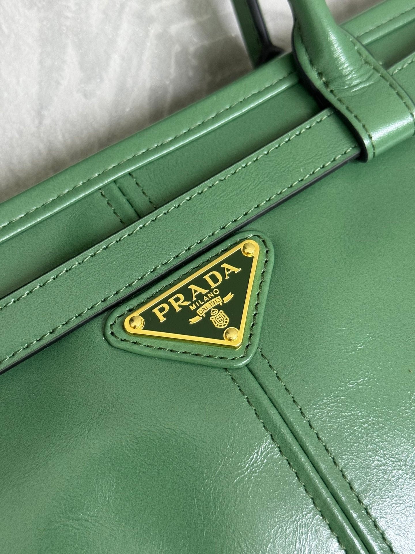 {Style No: MLJBJAB4} PRADA 25S BONNIE LARGE HANDBAG 38 IN GREEN GLOSSY CALFSKIN GOLD HARDWARE - Image 3