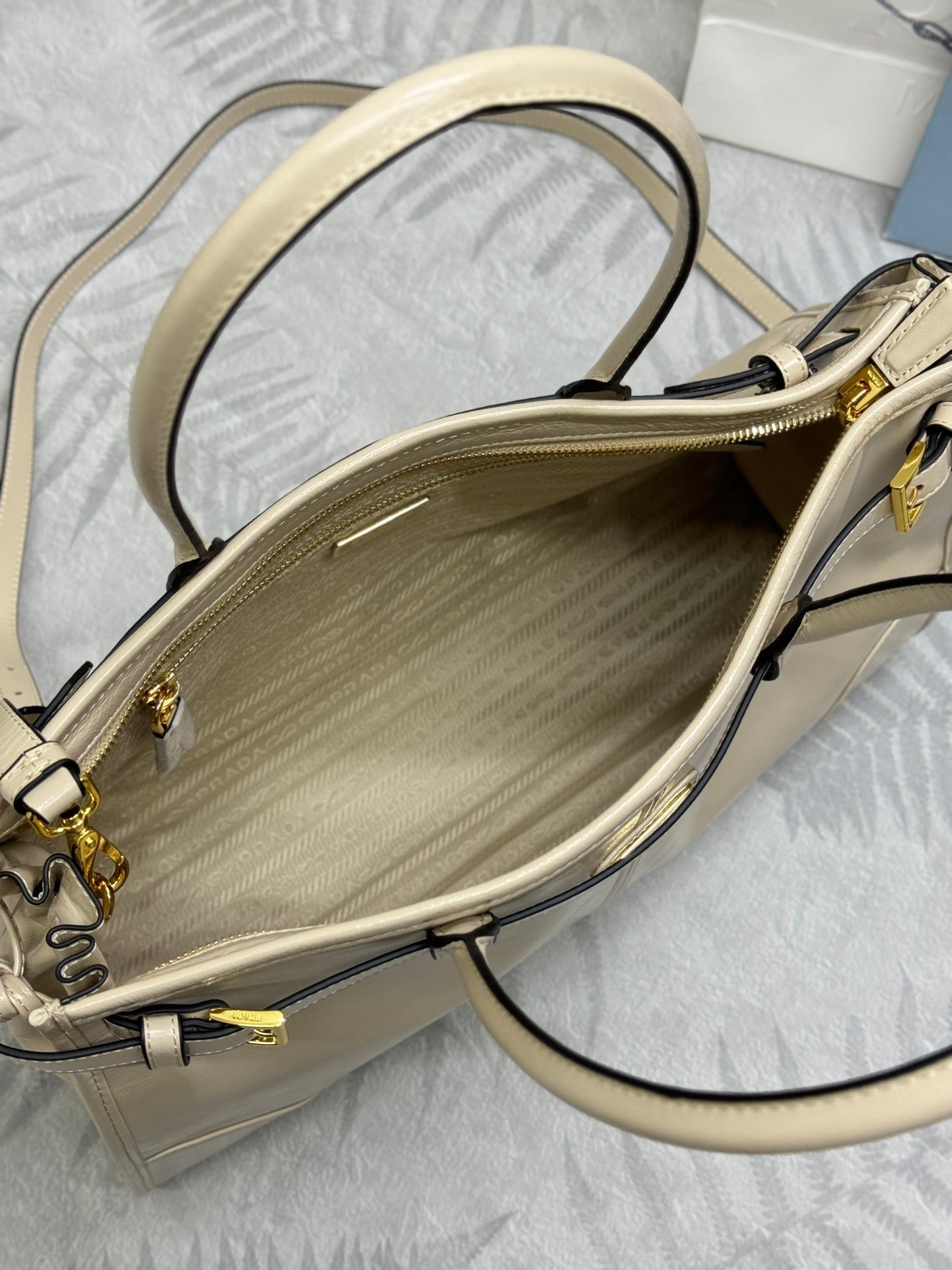 {Style No: 7B34ROGH} PRADA 25S BONNIE LARGE HANDBAG 38 IN BEIGE CALFSKIN GOLD HARDWARE - Image 5