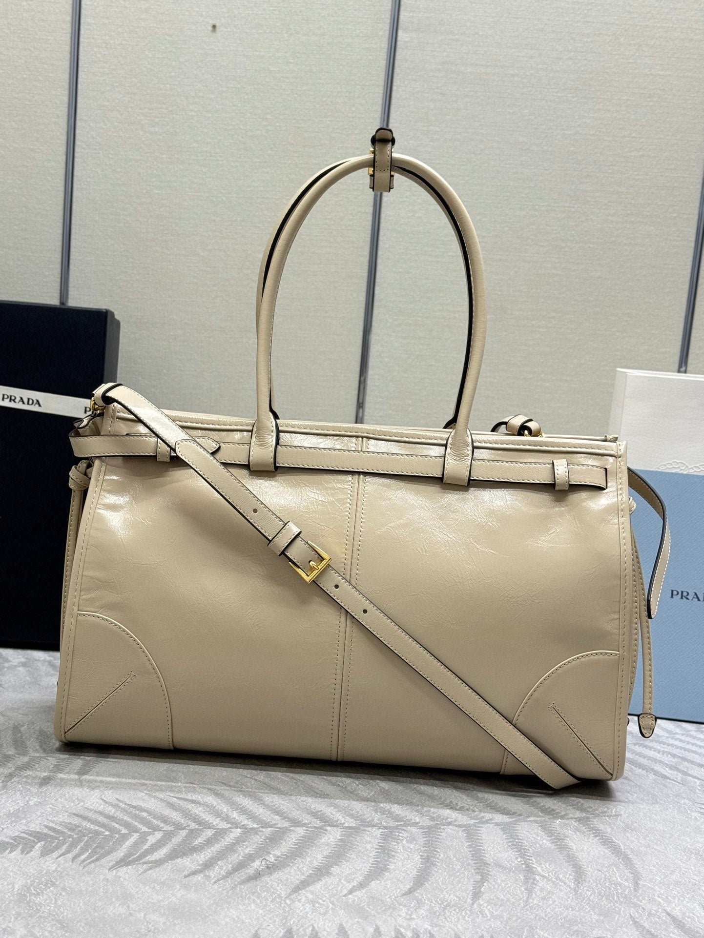 {Style No: 7B34ROGH} PRADA 25S BONNIE LARGE HANDBAG 38 IN BEIGE CALFSKIN GOLD HARDWARE - Image 2