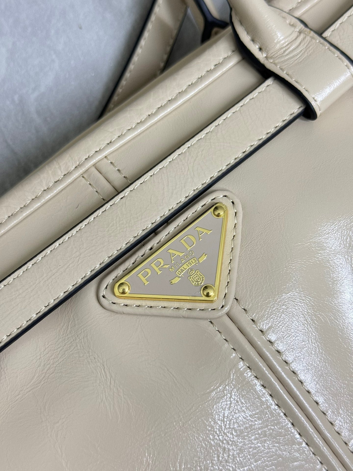 {Style No: 7B34ROGH} PRADA 25S BONNIE LARGE HANDBAG 38 IN BEIGE CALFSKIN GOLD HARDWARE - Image 3