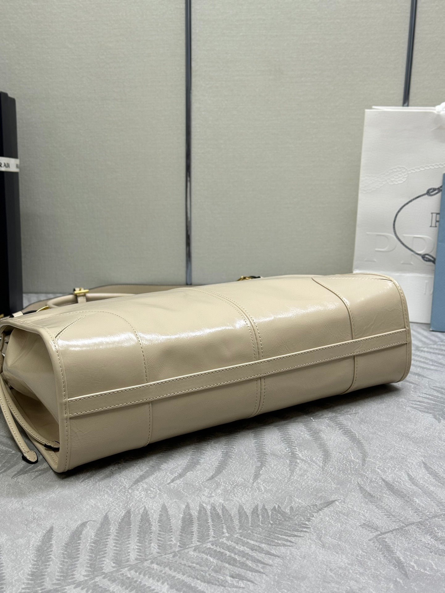 {Style No: 7B34ROGH} PRADA 25S BONNIE LARGE HANDBAG 38 IN BEIGE CALFSKIN GOLD HARDWARE - Image 8