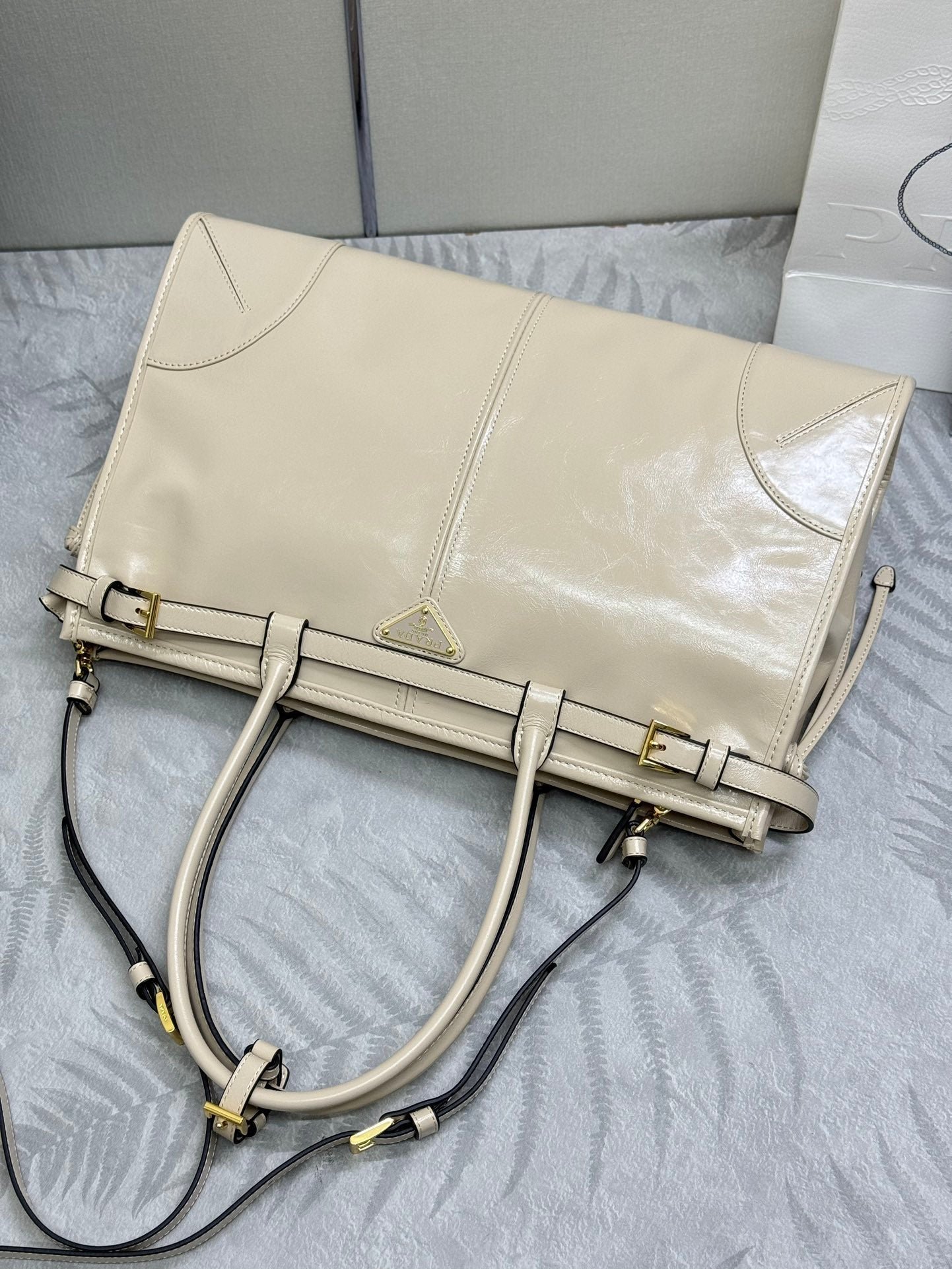 {Style No: 7B34ROGH} PRADA 25S BONNIE LARGE HANDBAG 38 IN BEIGE CALFSKIN GOLD HARDWARE - Image 6