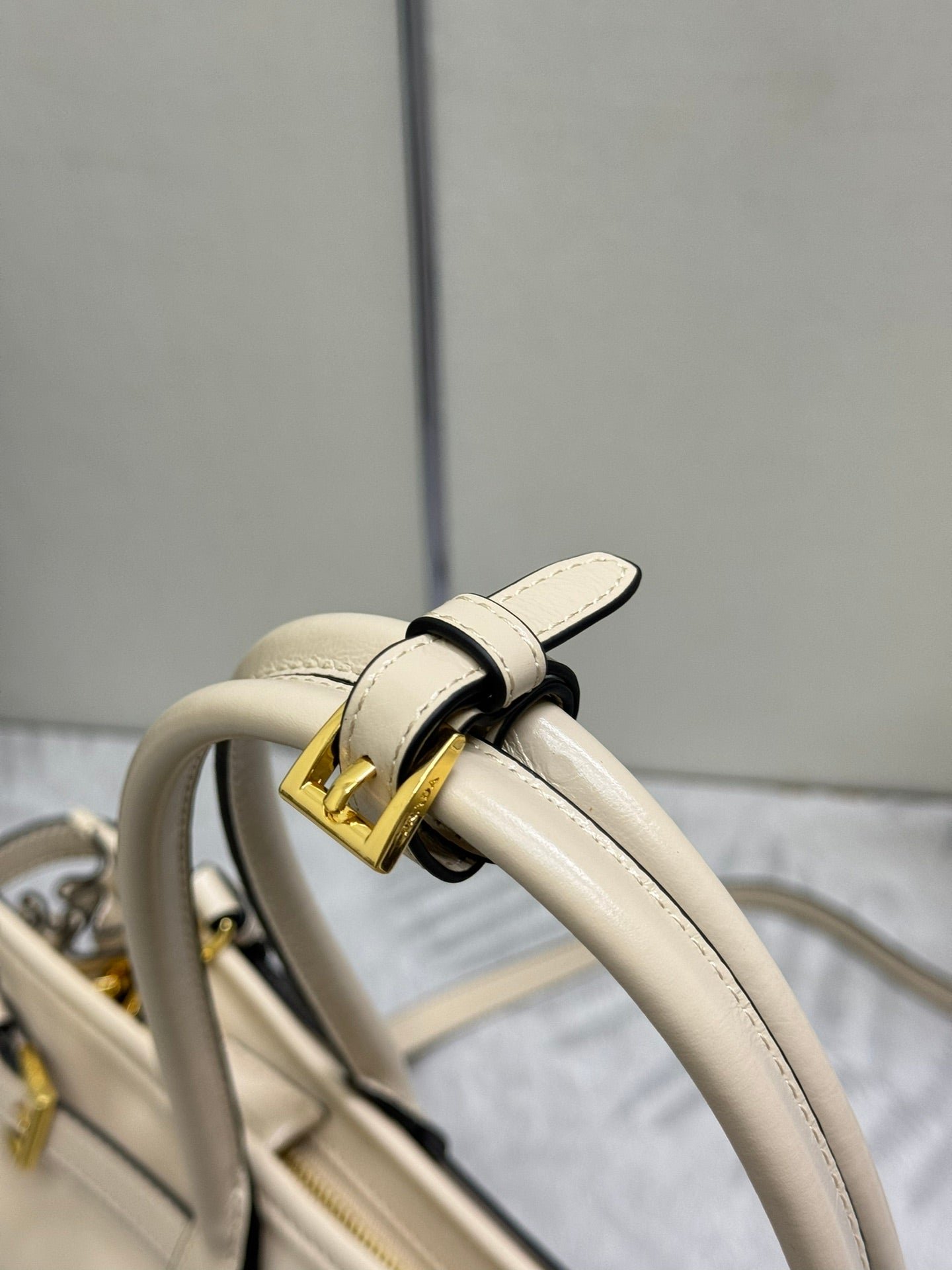 {Style No: 7B34ROGH} PRADA 25S BONNIE LARGE HANDBAG 38 IN BEIGE CALFSKIN GOLD HARDWARE - Image 7