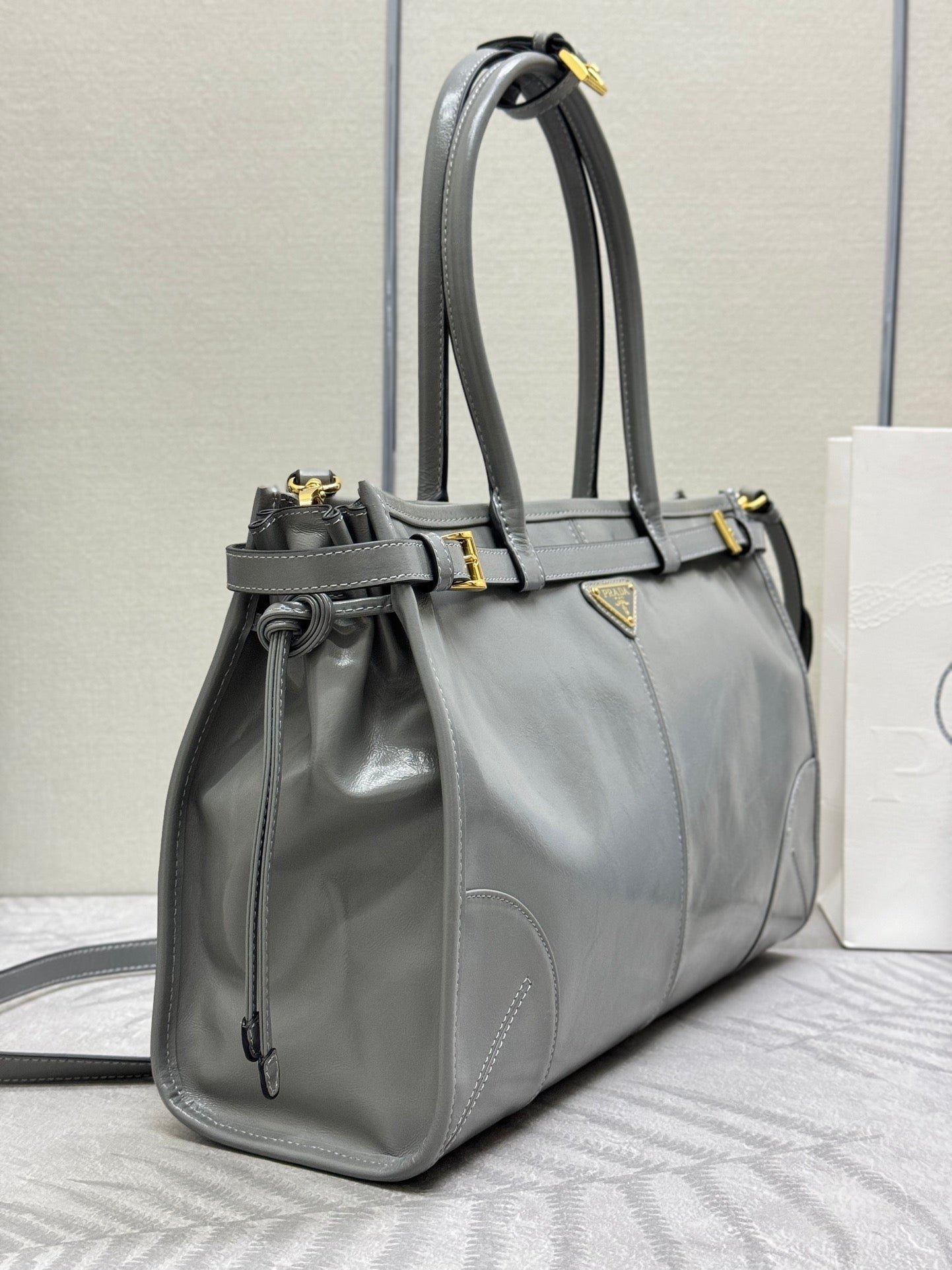 {Style No: AYGVQYFJ} PRADA 25S BONNIE LARGE HANDBAG 38 IN GRAY GLOSSY CALFSKIN GOLD HARDWARE - Image 4