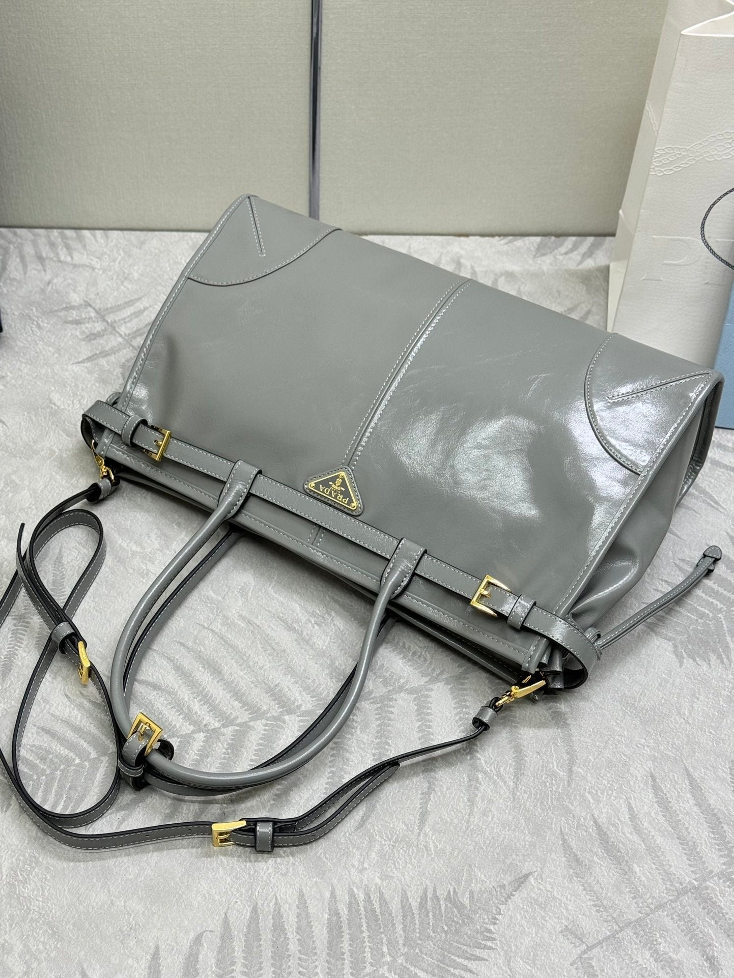 {Style No: AYGVQYFJ} PRADA 25S BONNIE LARGE HANDBAG 38 IN GRAY GLOSSY CALFSKIN GOLD HARDWARE - Image 6