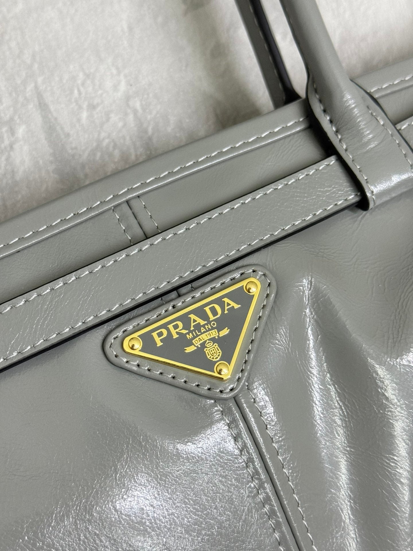 {Style No: AYGVQYFJ} PRADA 25S BONNIE LARGE HANDBAG 38 IN GRAY GLOSSY CALFSKIN GOLD HARDWARE - Image 3